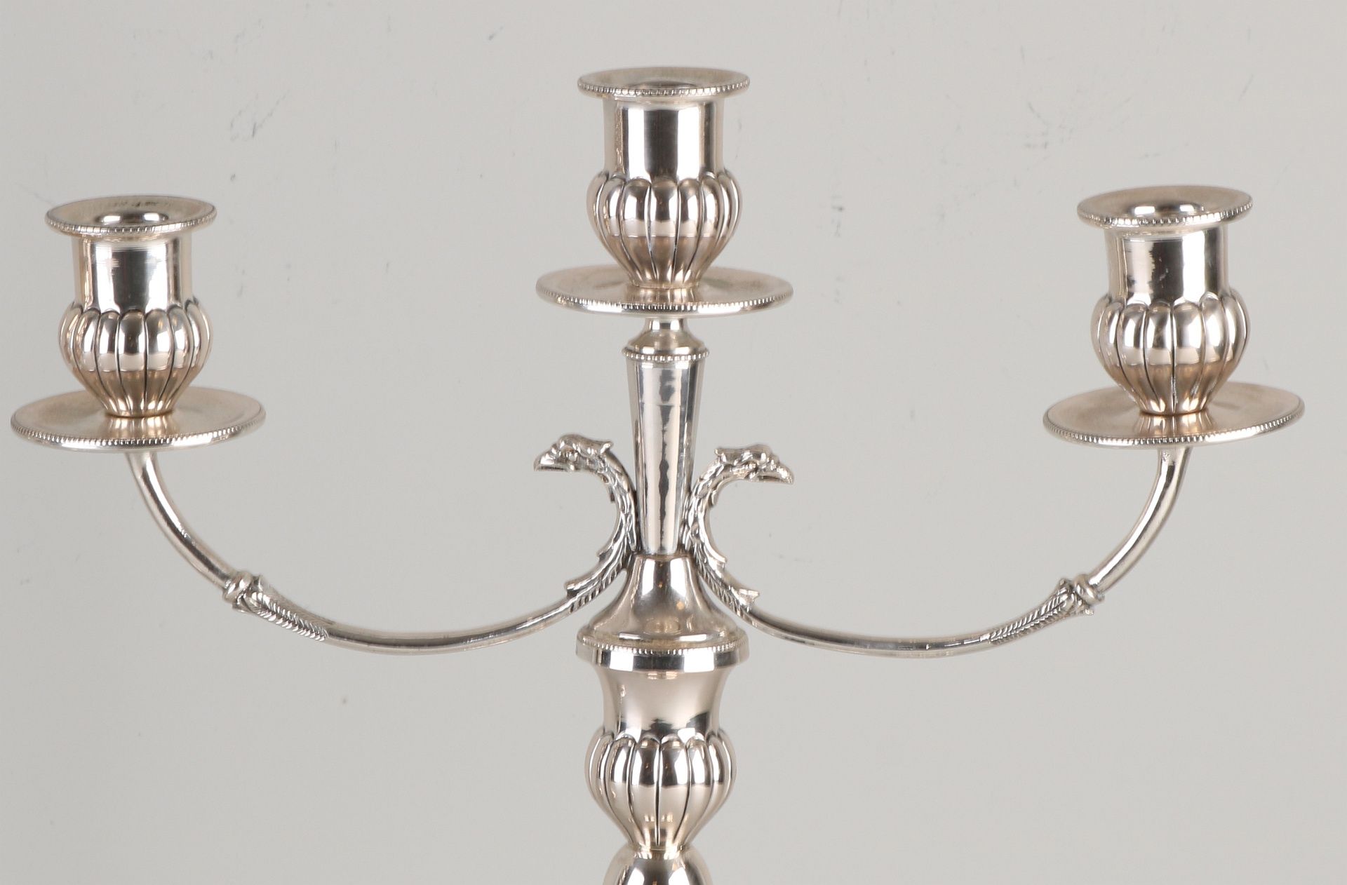 Paar silberne Kerzenhalter, 800/000, 3-Licht, auf einen runden Sockel gestellt und mit Adlerköpfen - Image 3 of 4