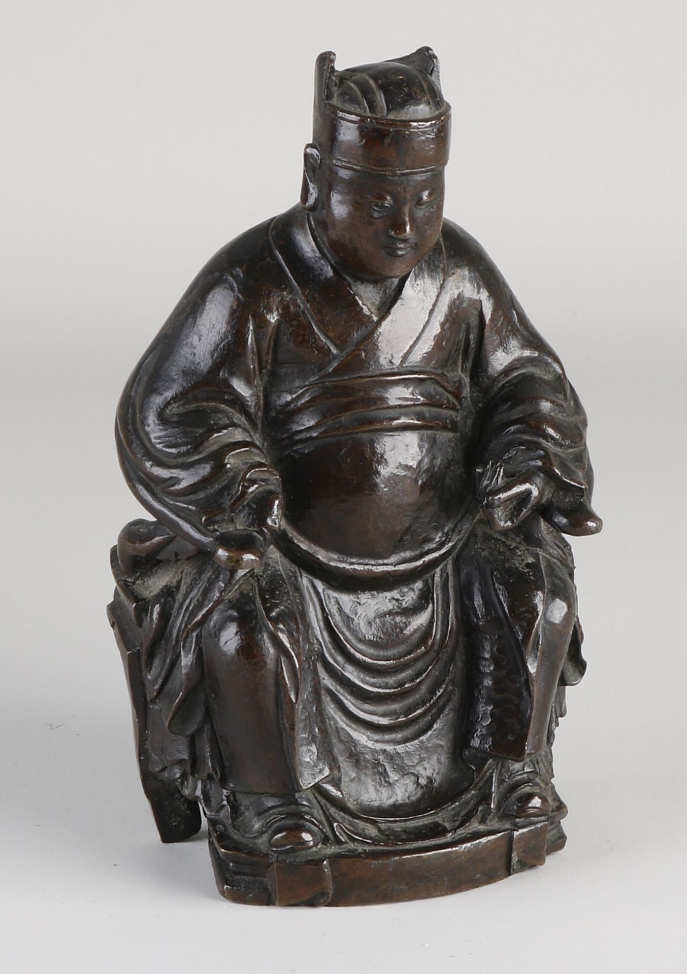 Antike chinesische Ming Bronze Kaiserfigur. Schöne Patina. Abmessungen: H 19,5 cm. In guter Kon