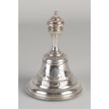 Silber Tischglocke, 833/000. Rundes Modell mit Blumengravur und einem Knopf mit Perlenrand. MT .: