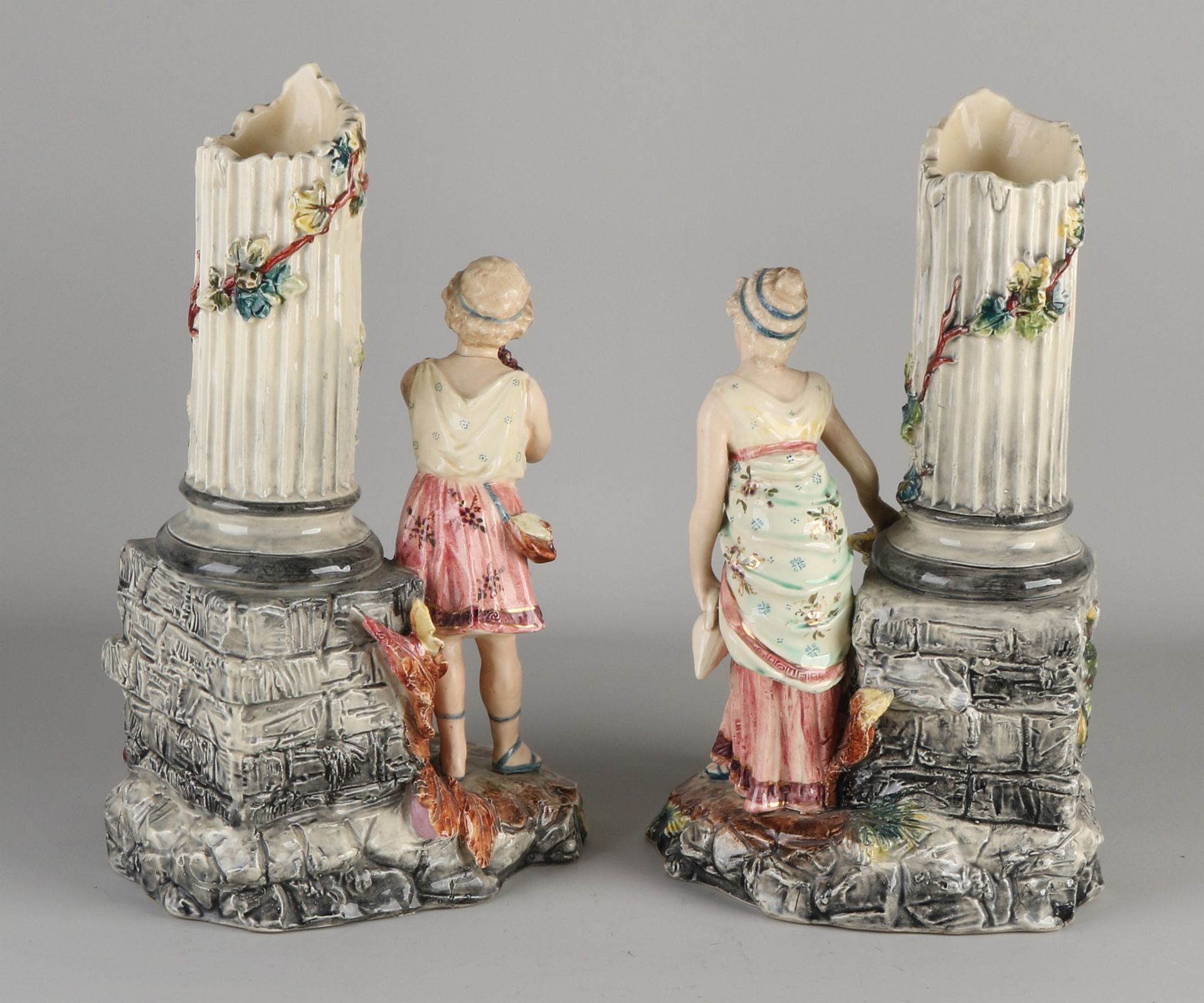 Zwei antike Majolika-Vasen mit Figuren. Um 1900. Nummeriert. Ein Kopf geklebt, minimale Beschädi - Bild 2 aus 2