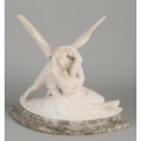 Alabaster geschnitzte Figur. Amor und Psyche. Auf Marmorsockel. Zu Antonio Canova. Jedoch 20. J