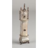 Silber Miniatur Standuhr, 835/000, mit Atlas und Vasen. Bewegliche Hände und mit Pendel. Ausgest