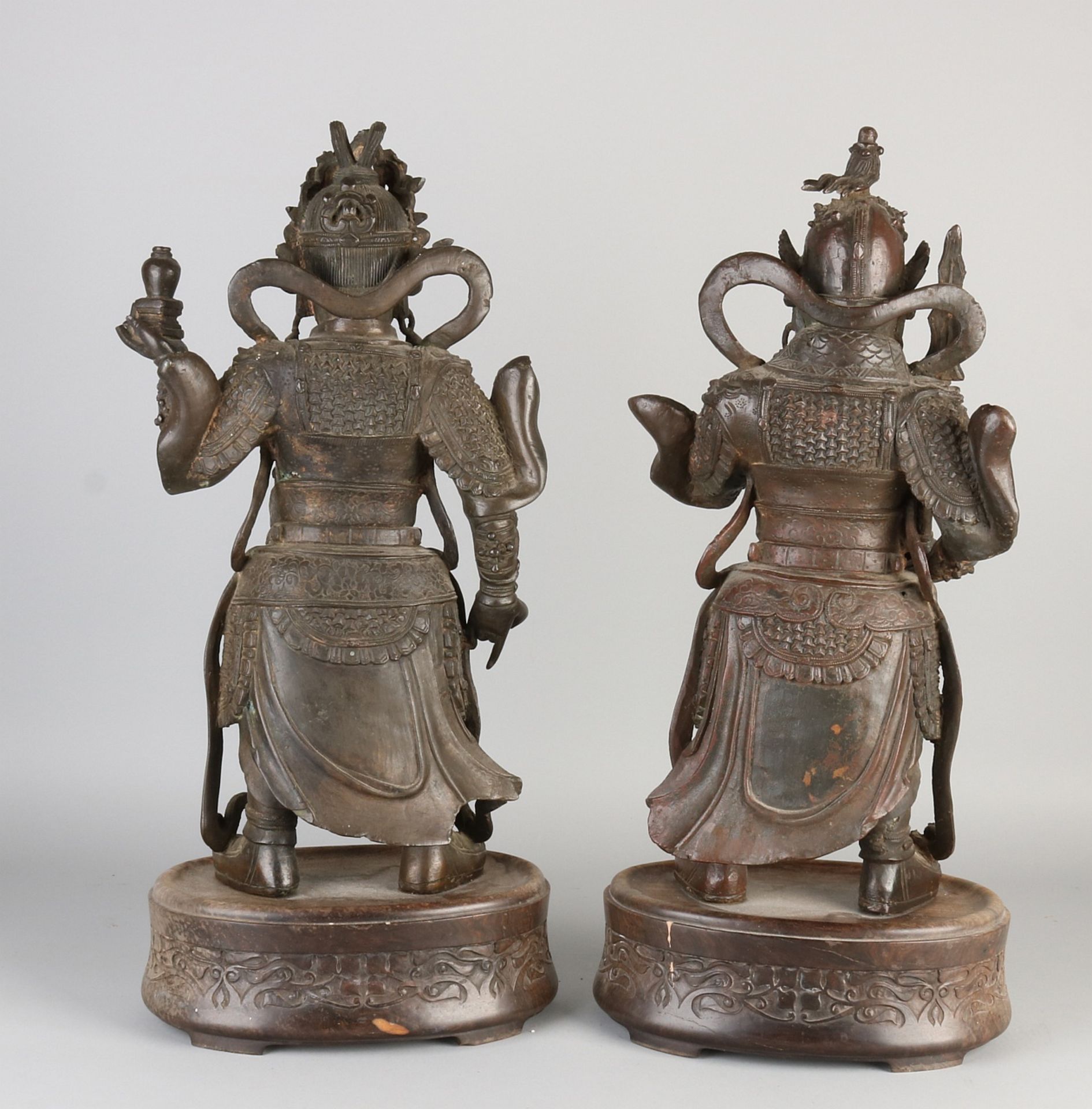 Zwei große chinesische Bronzetempelwachen auf einer Holzkonsole. Erste Hälfte des 20. Jahrhunder - Image 2 of 2