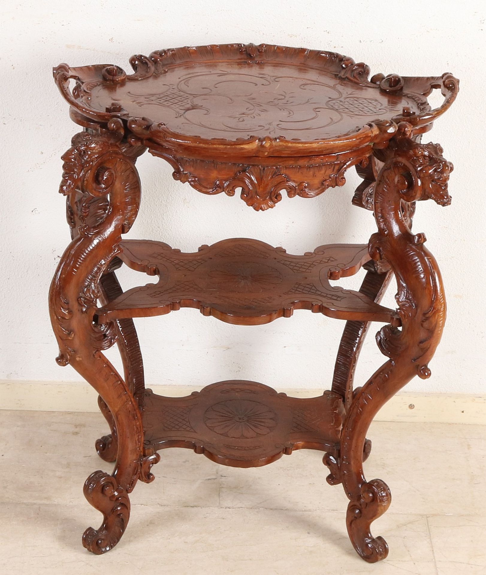 Geschnitzter Etagere-Tisch aus französischem Walnussholz aus dem 19. Jahrhundert mit herausnehmbar