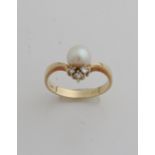 Gelbgoldring, 585/000, mit Perle und Diamant. Ring mit V-Form, verziert mit einer Zuchtperle, ø 7