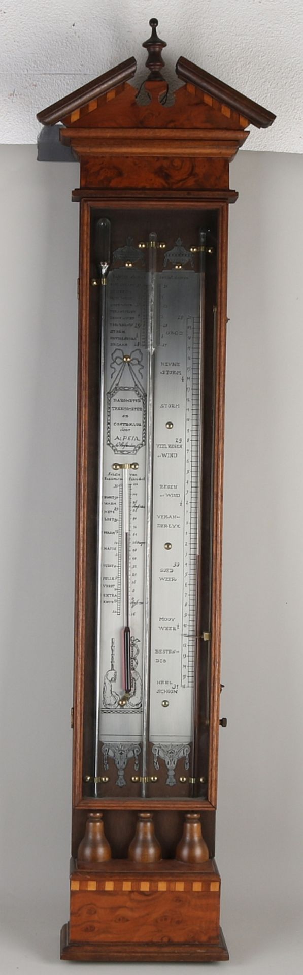 Holländisches Grat-Walnuss-Backbarometer im Louis-Seize-Stil. Zweite Hälfte des 20. Jahrhunderts