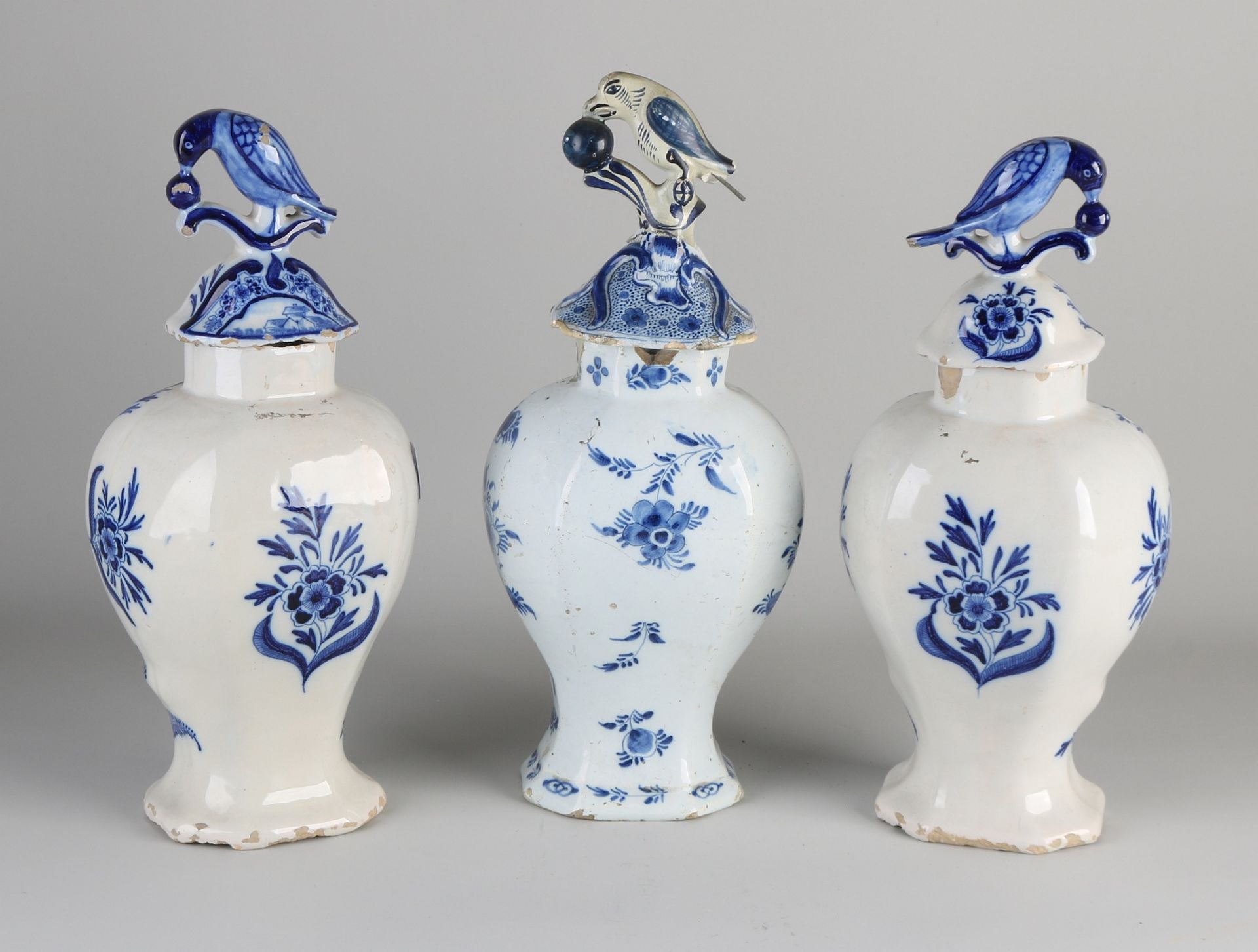 Drei Delfter Fayence-Vasen aus dem 18. Jahrhundert. Unter anderem: van Duyn und CK. Restauratione - Image 2 of 3