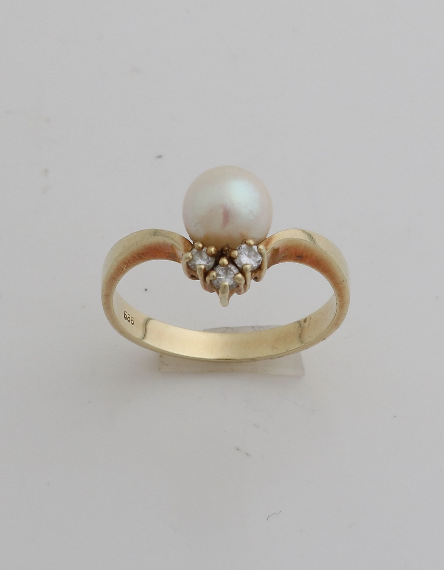 Gold ring with pearl and diamond - Image 2 of 2