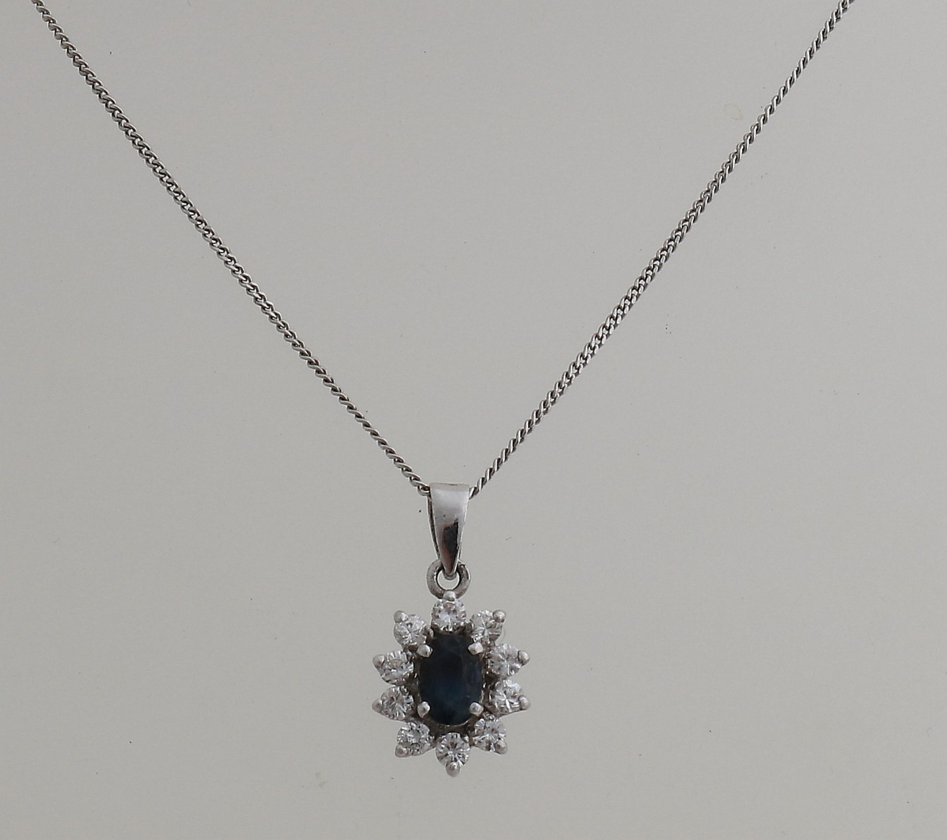 White gold necklace with pendant