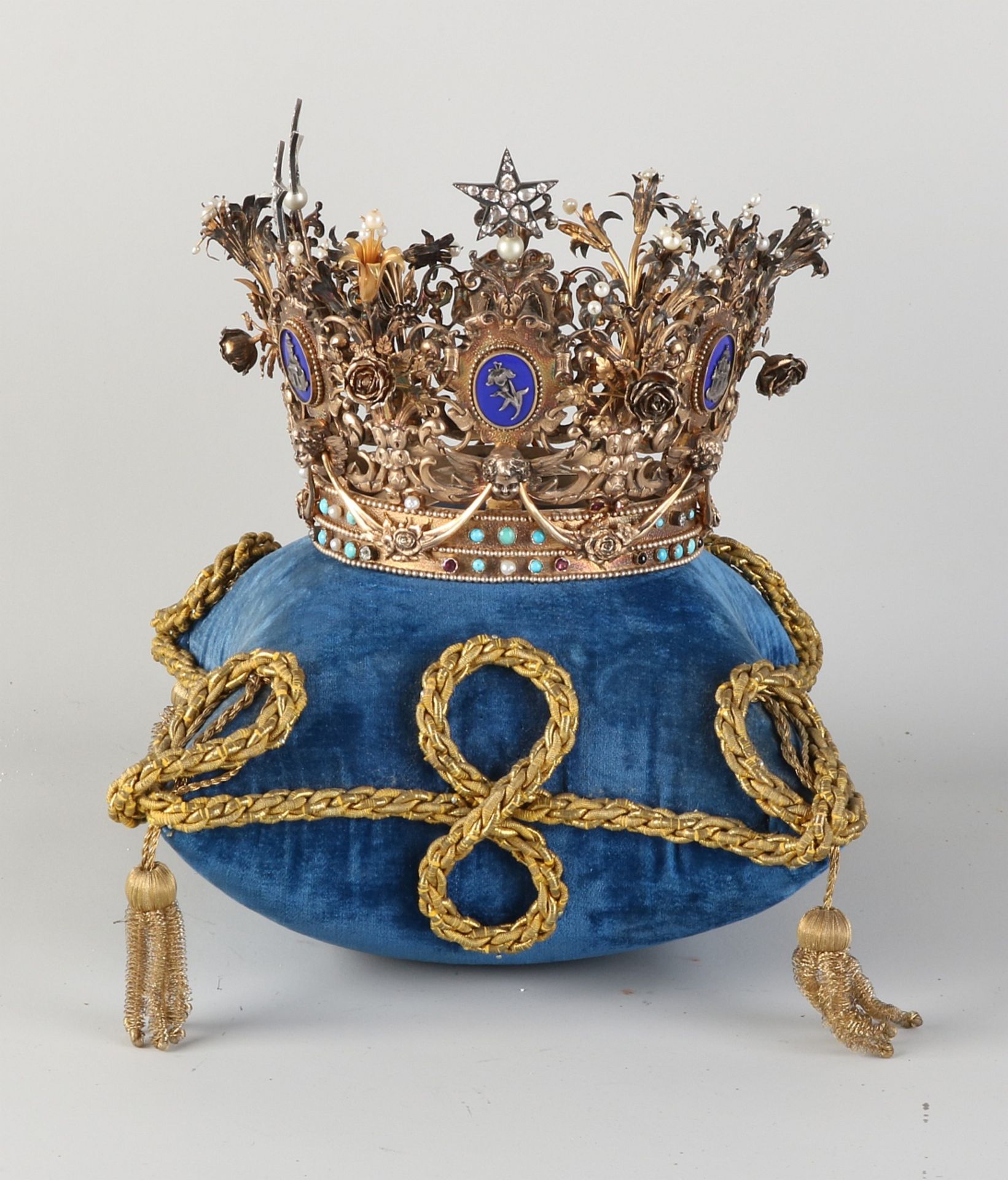 Rare crown with diamonds