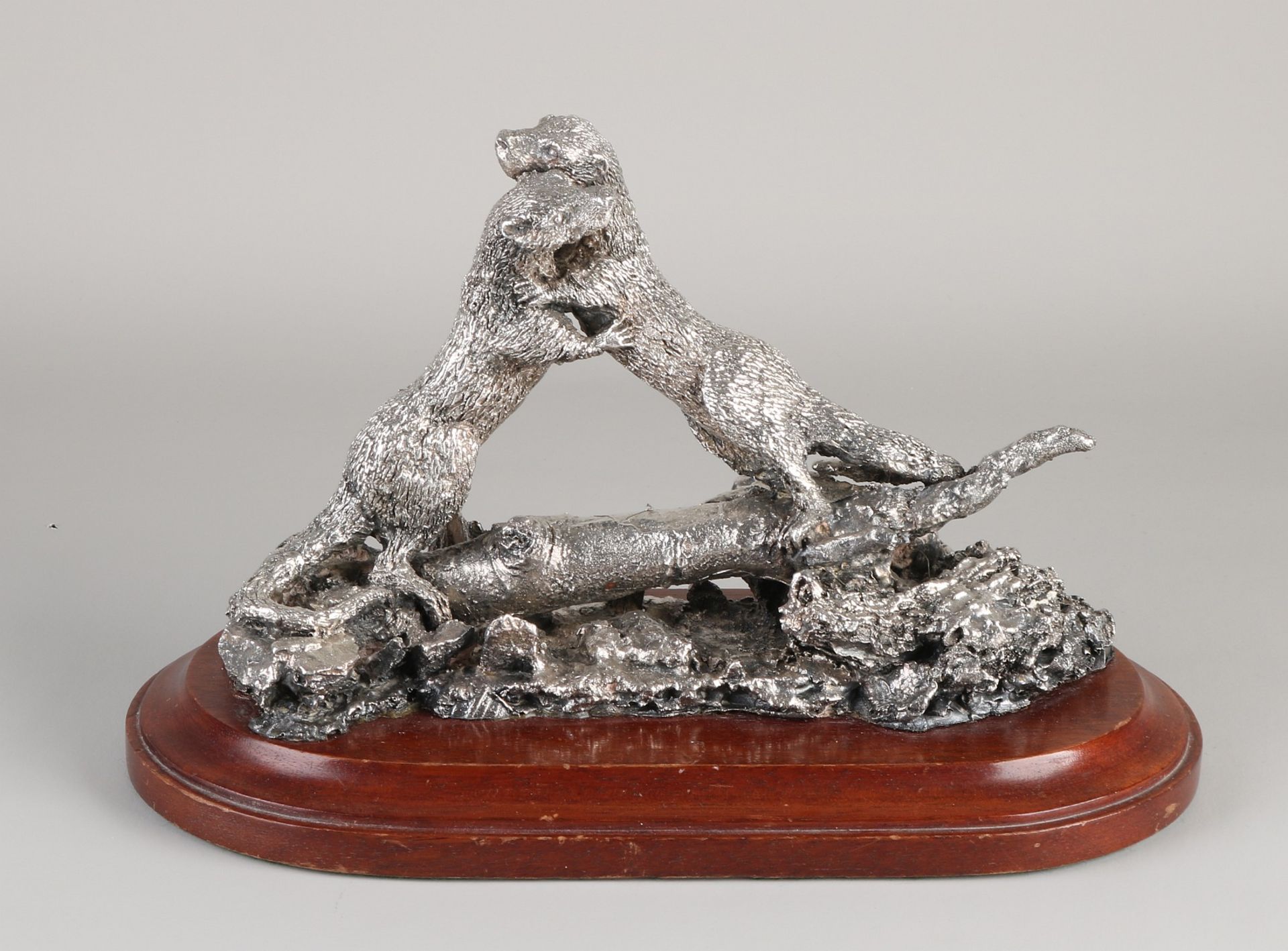 Silver statue, Playing otters