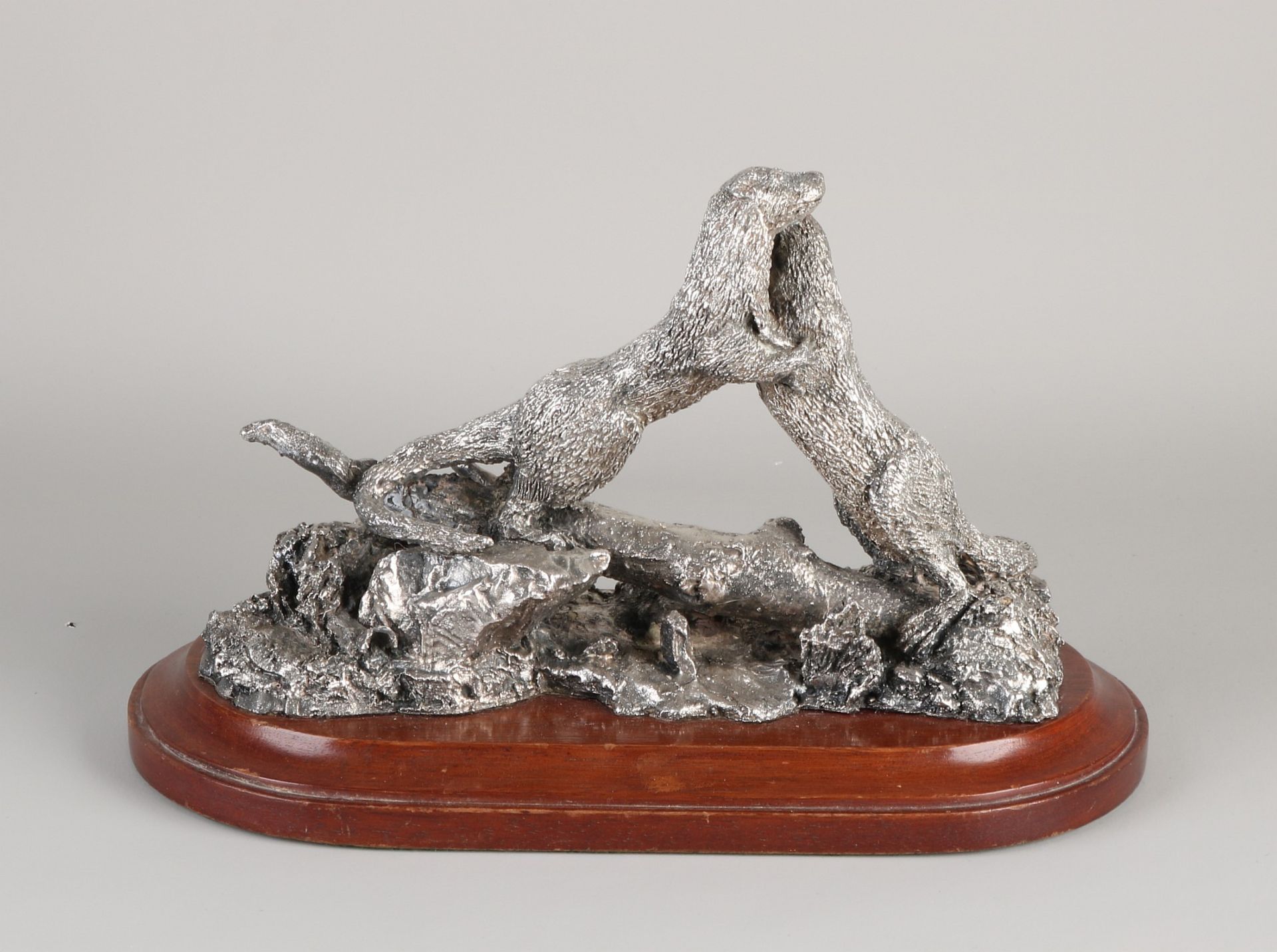 Silver statue, Playing otters - Bild 2 aus 2