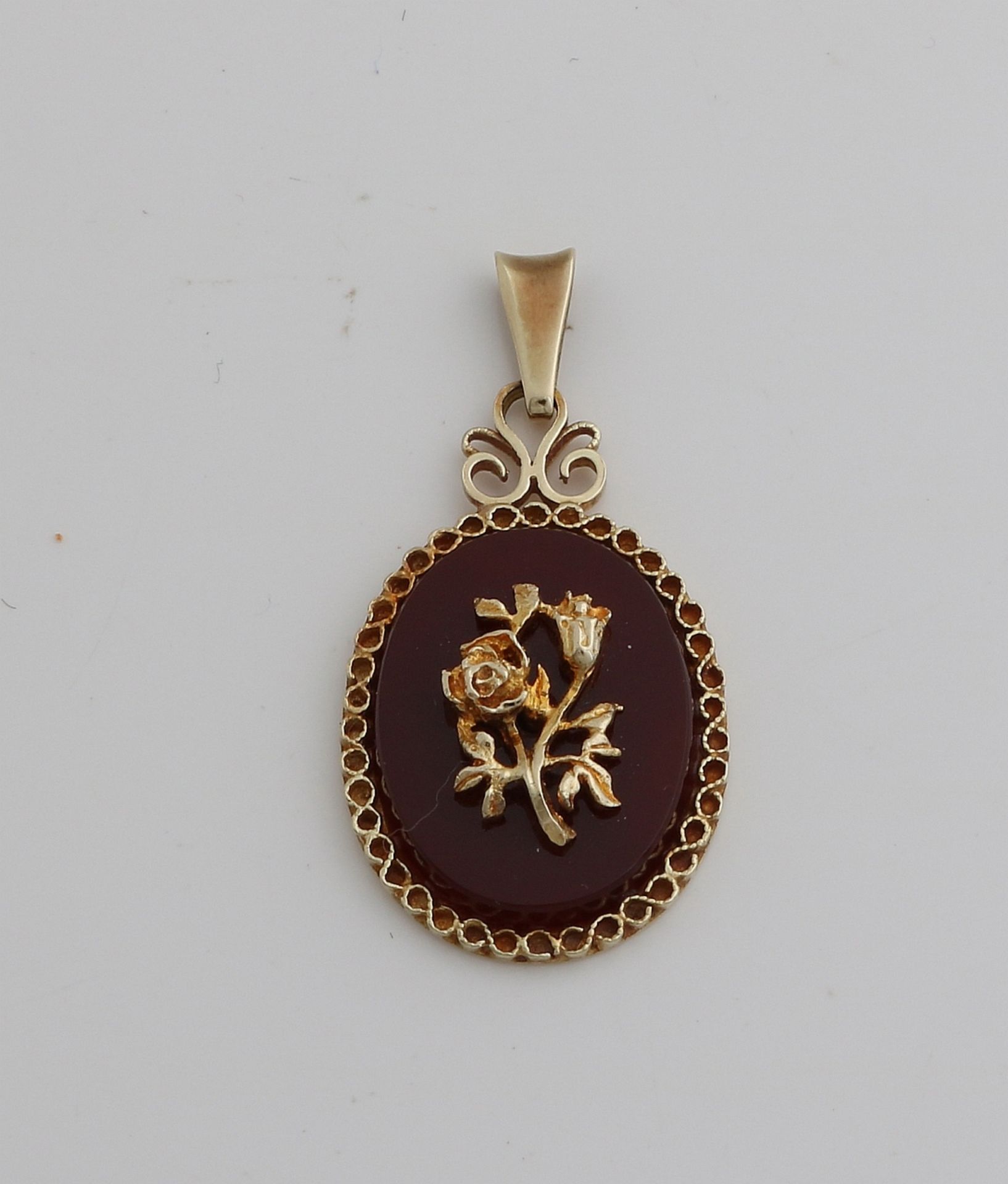 Gold pendant with carnelian
