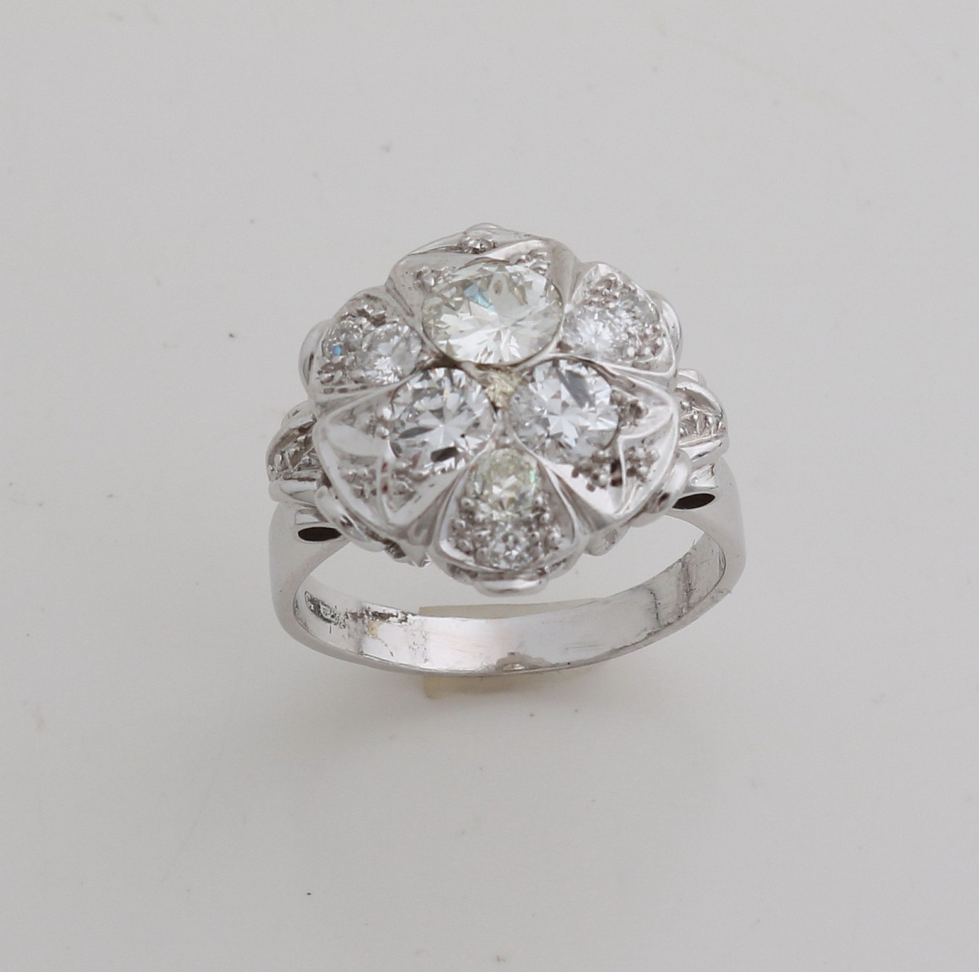 White gold ring with diamonds - Image 2 of 2