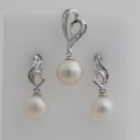 White gold pendant and ear studs with pearl