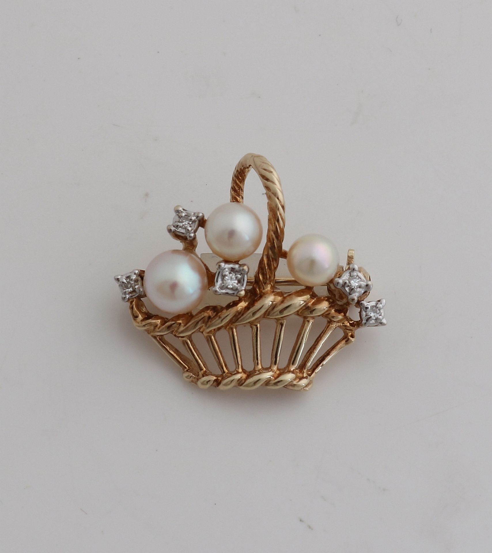 Gold brooch, basket of pearls