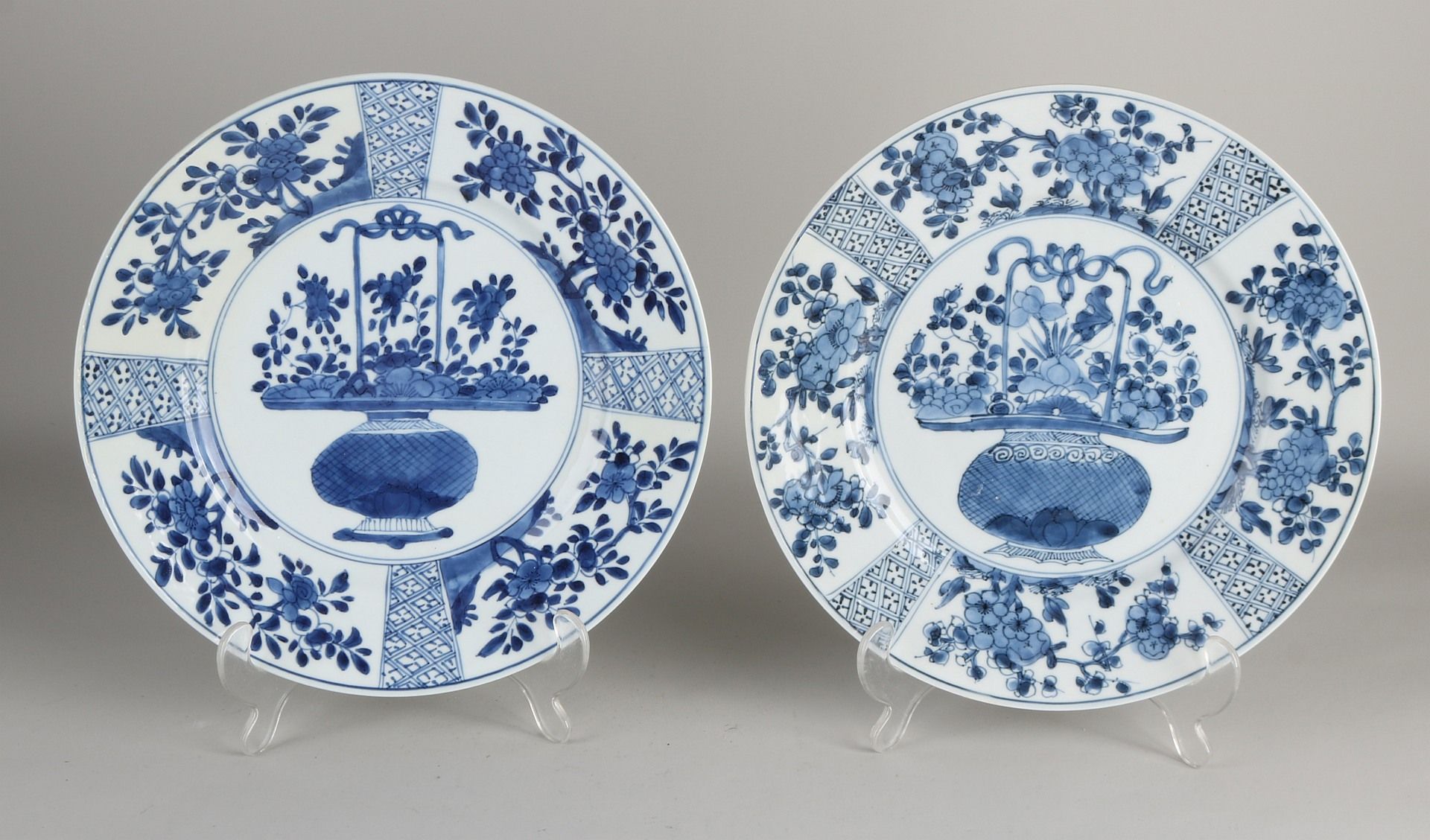 2 Large Chinese Kang Xi plates, Ø 26.8 cm.