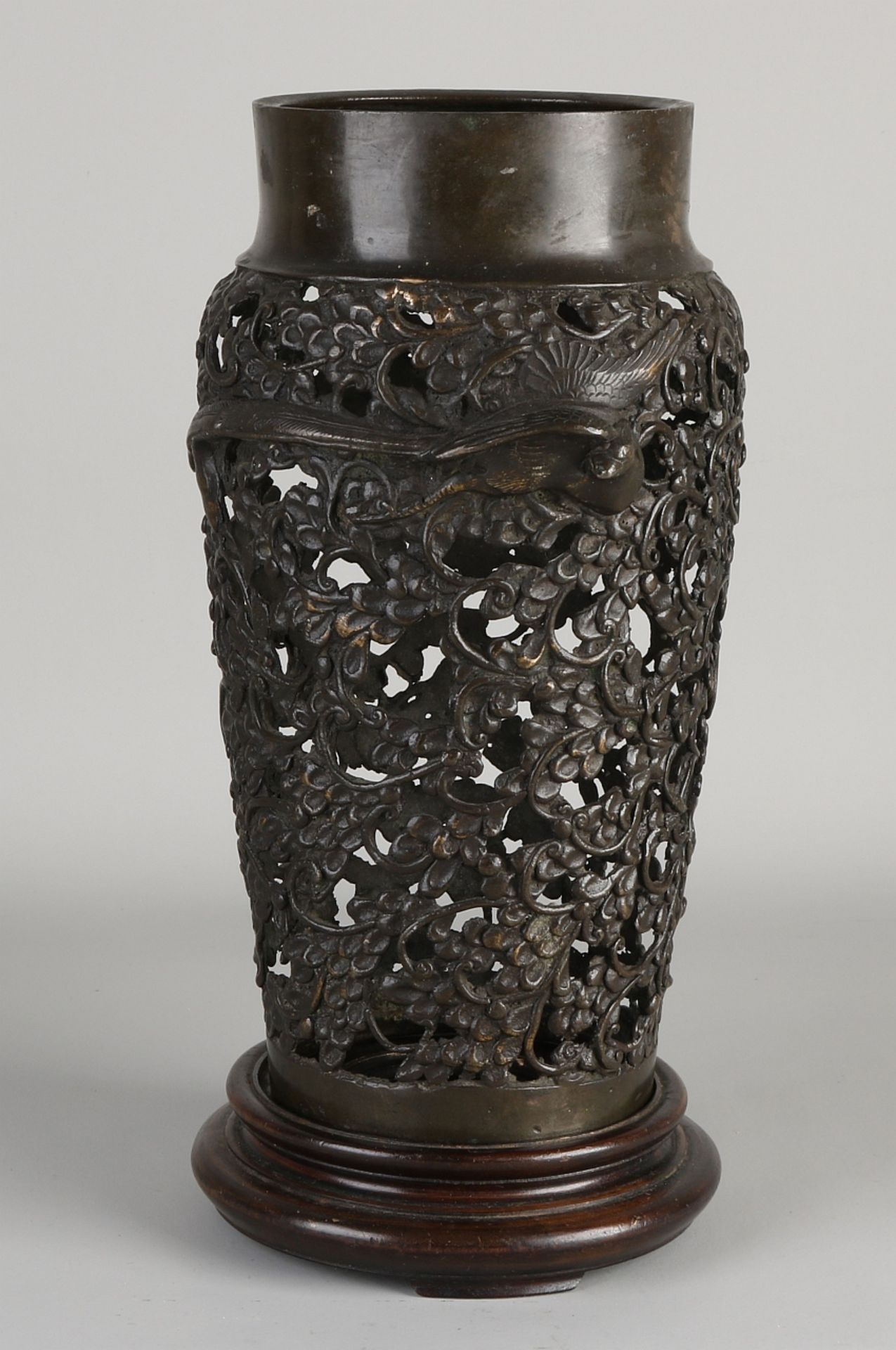 Japanese bronze vase on a pedestal - Bild 2 aus 2