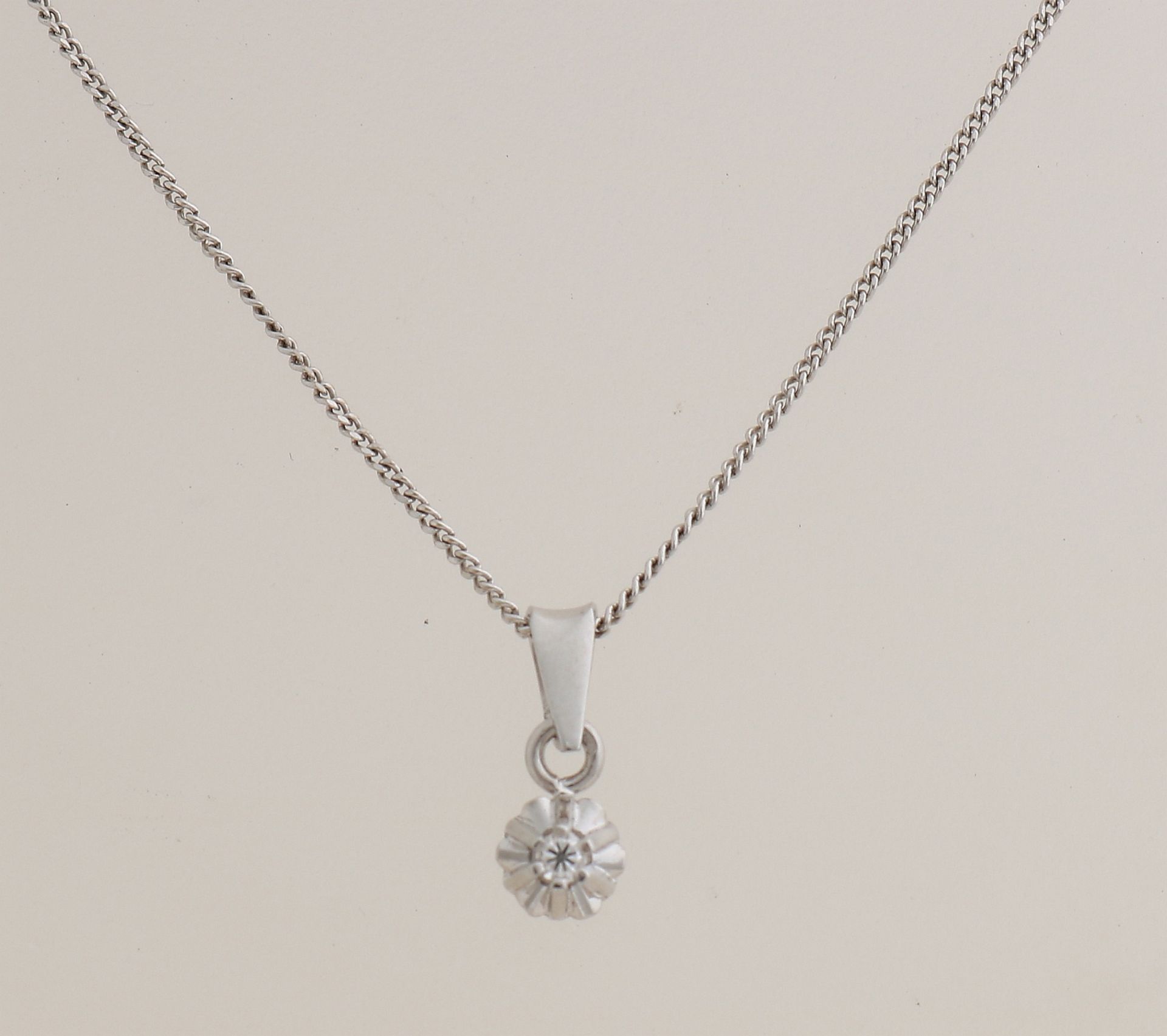 White gold necklace and pendant with diamond