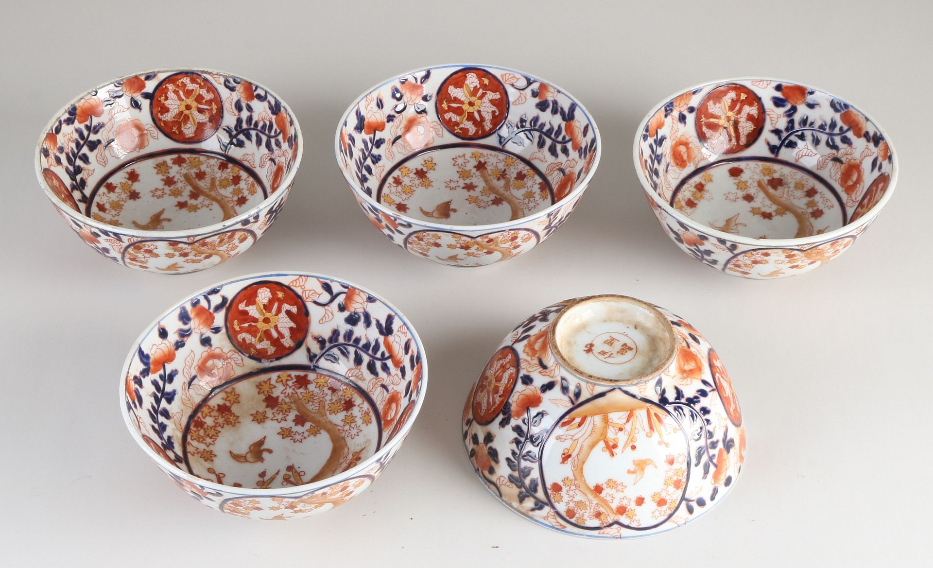 Five antique Japanese Imari bowls Ø 15.5 cm.