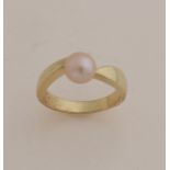 Gold ring with pearl
