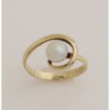 Gold ring with pearl