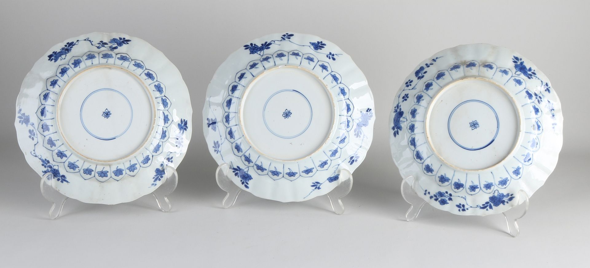 Three Chinese Kang Xi plates, Ø 22 cm. - Bild 2 aus 2