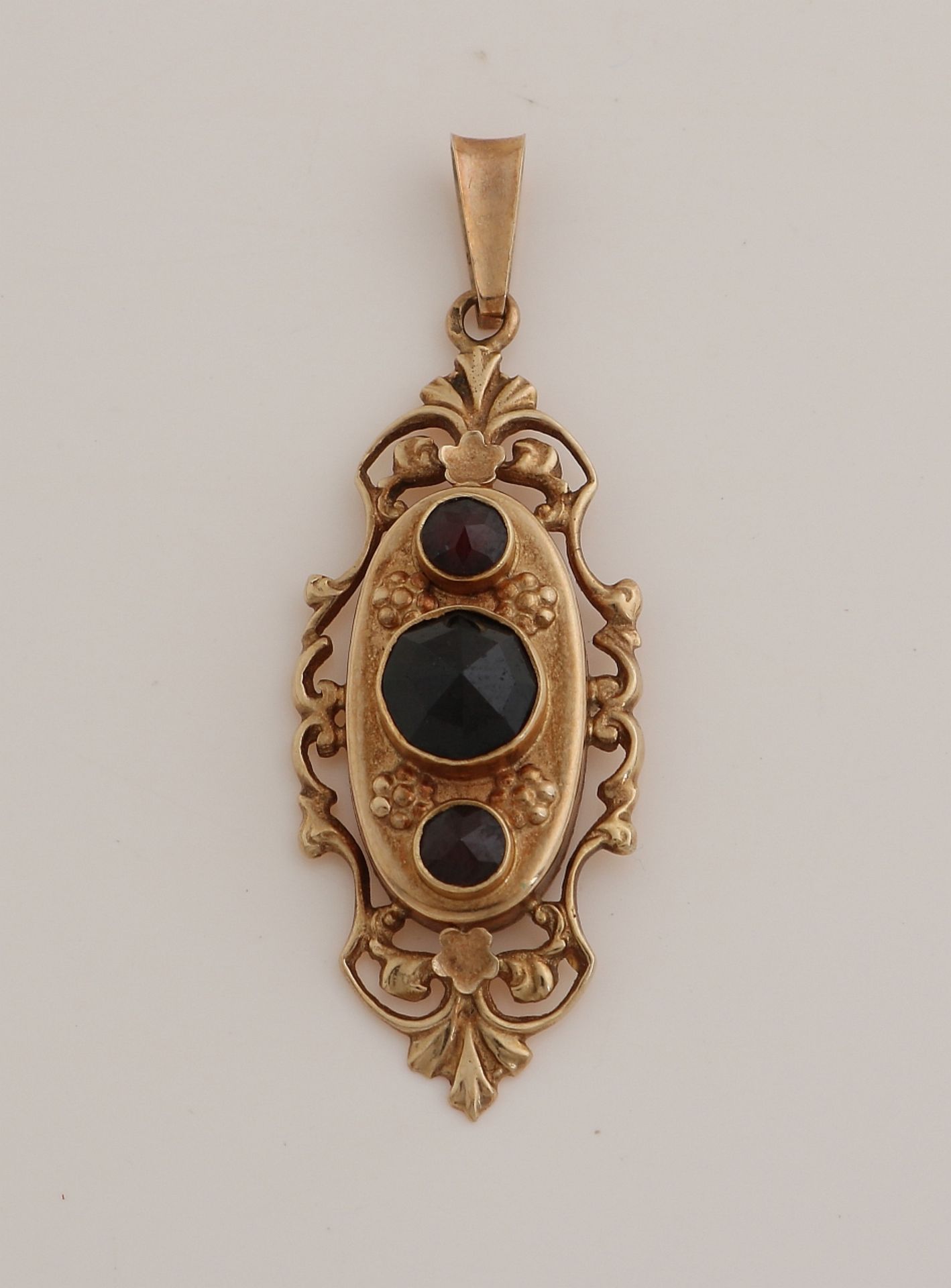 Gold pendant with garnet