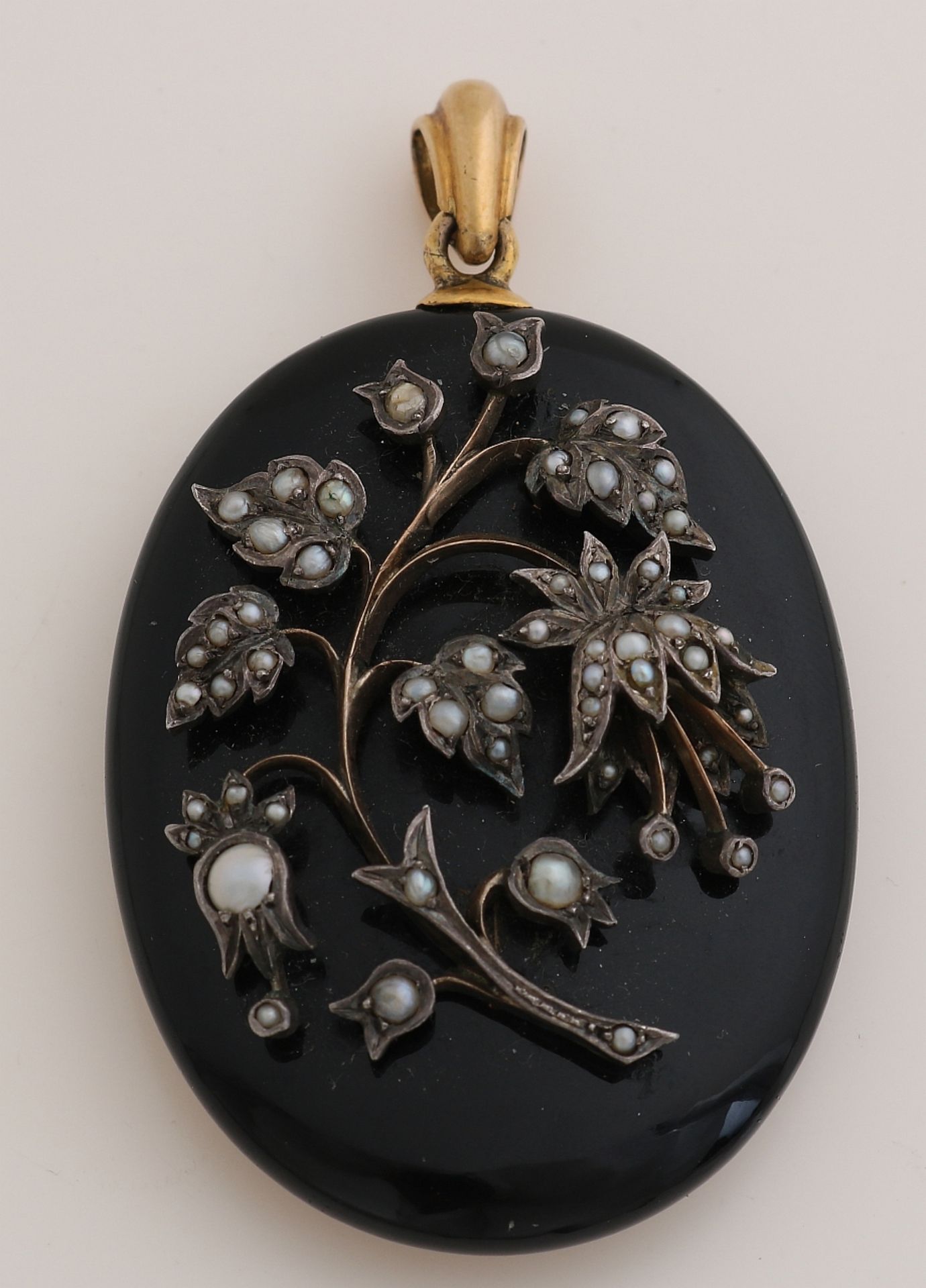 Mourning jewelry, pendant with gold