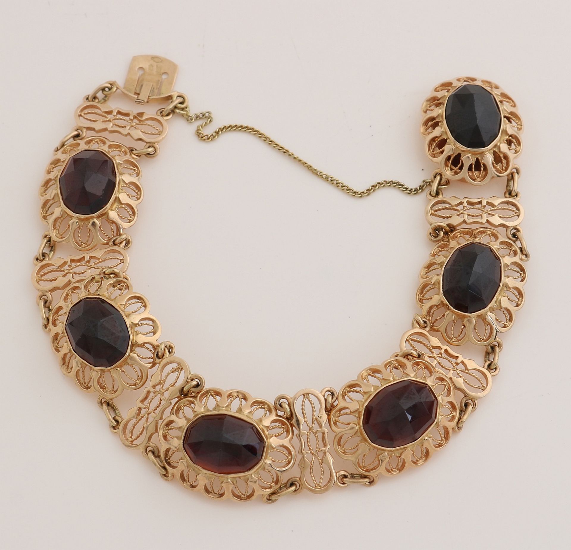 Gold bracelet with garnet