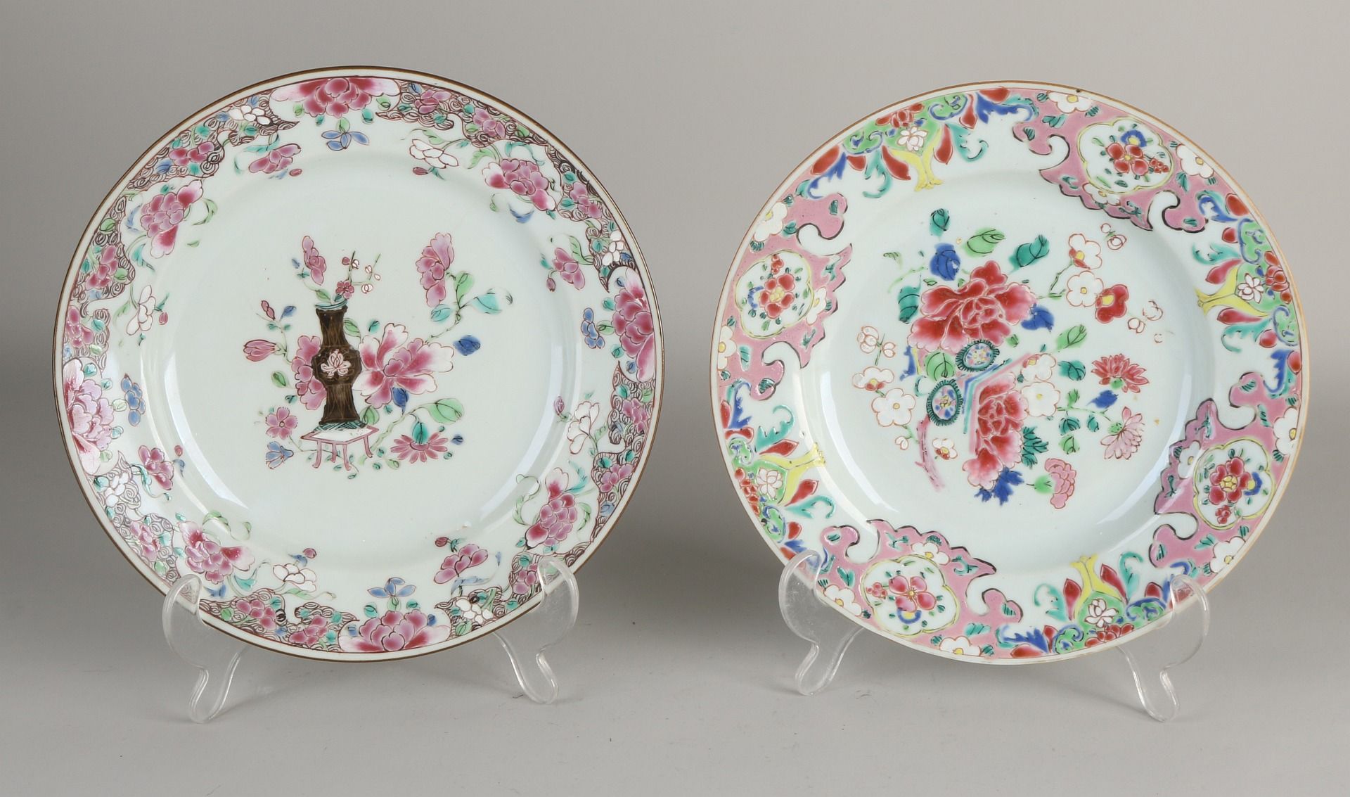 2 Chinese Family Rose plates, Ø 22.6 cm.