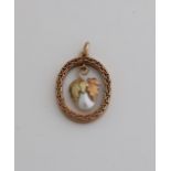 Gold pendant with pearl