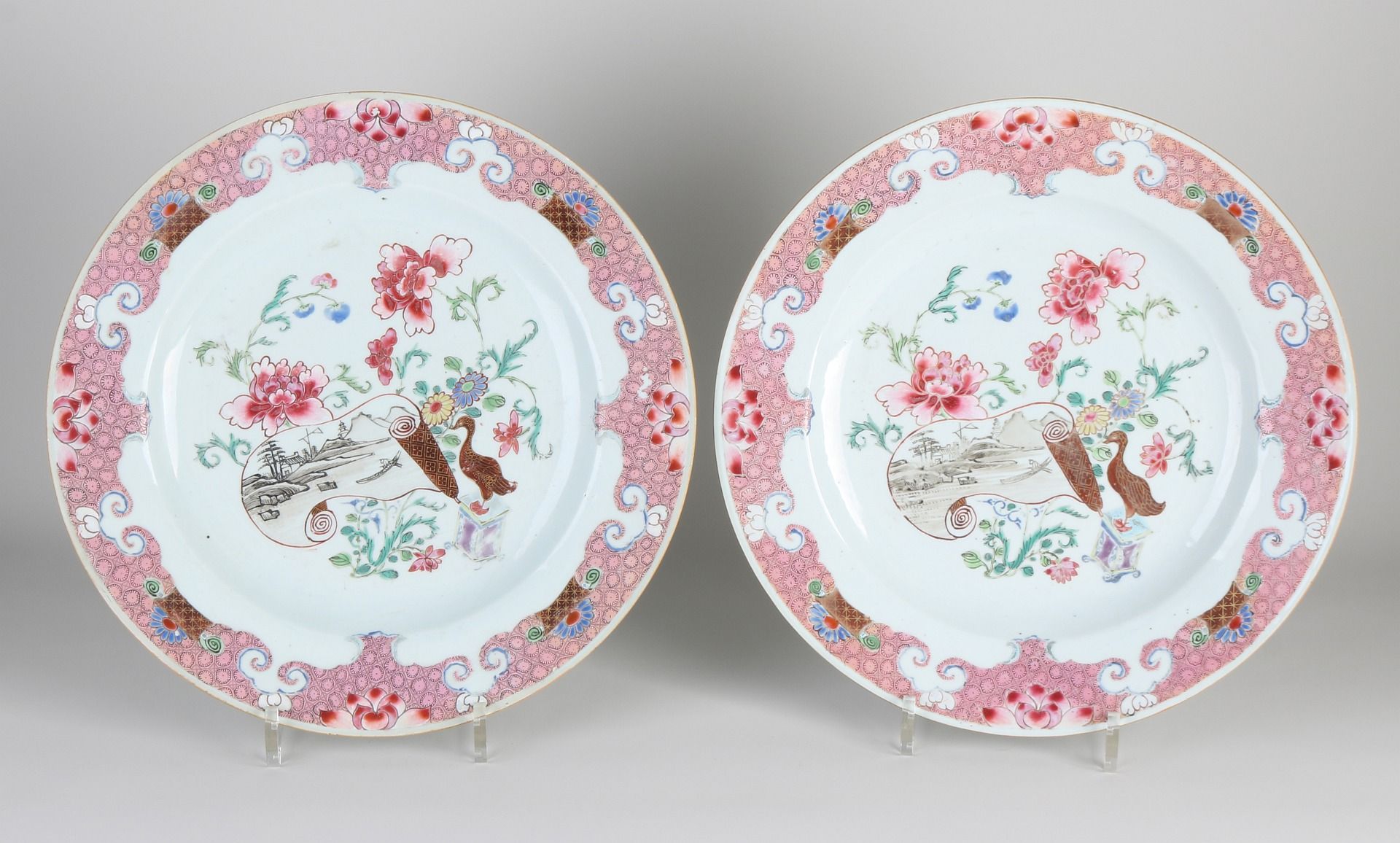 2 Large Chinese dishes, Ø 32 cm.