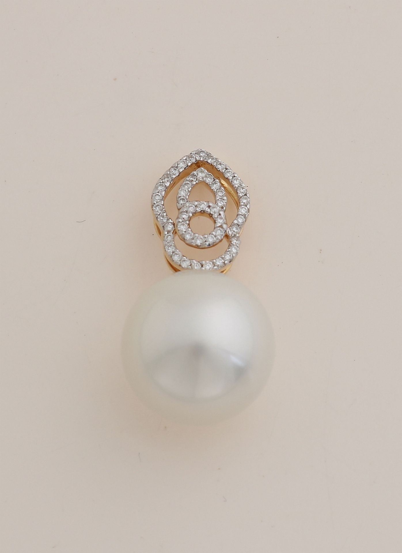 Gold pendant pearl and diamond