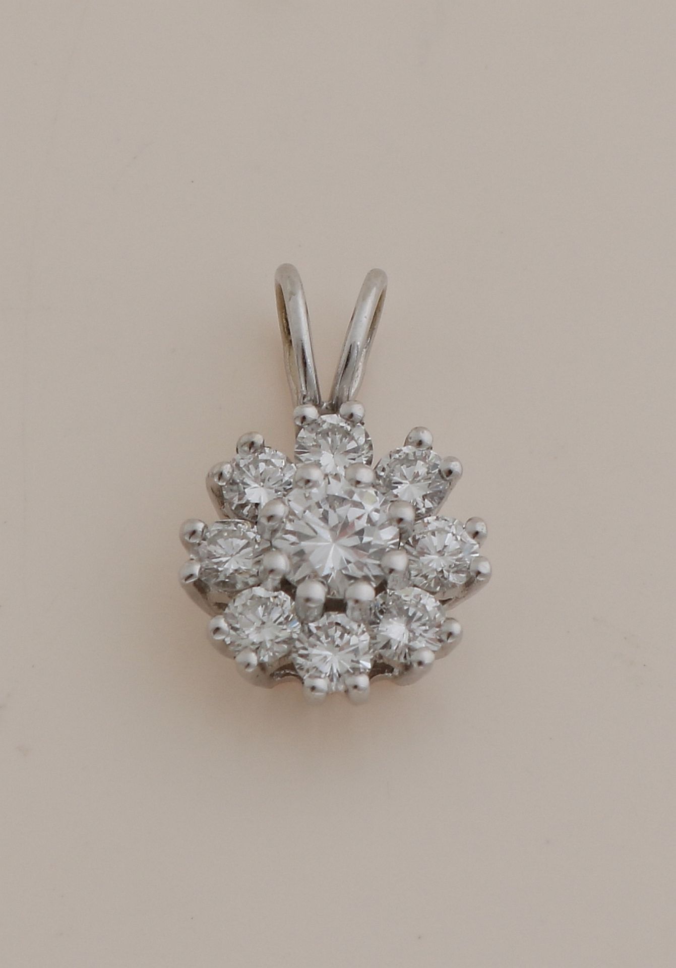 White gold pendant with diamond