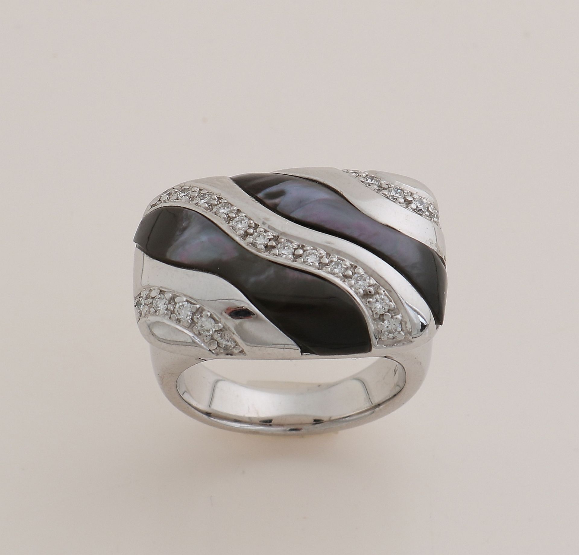 White gold ring mother of pearl and diamond