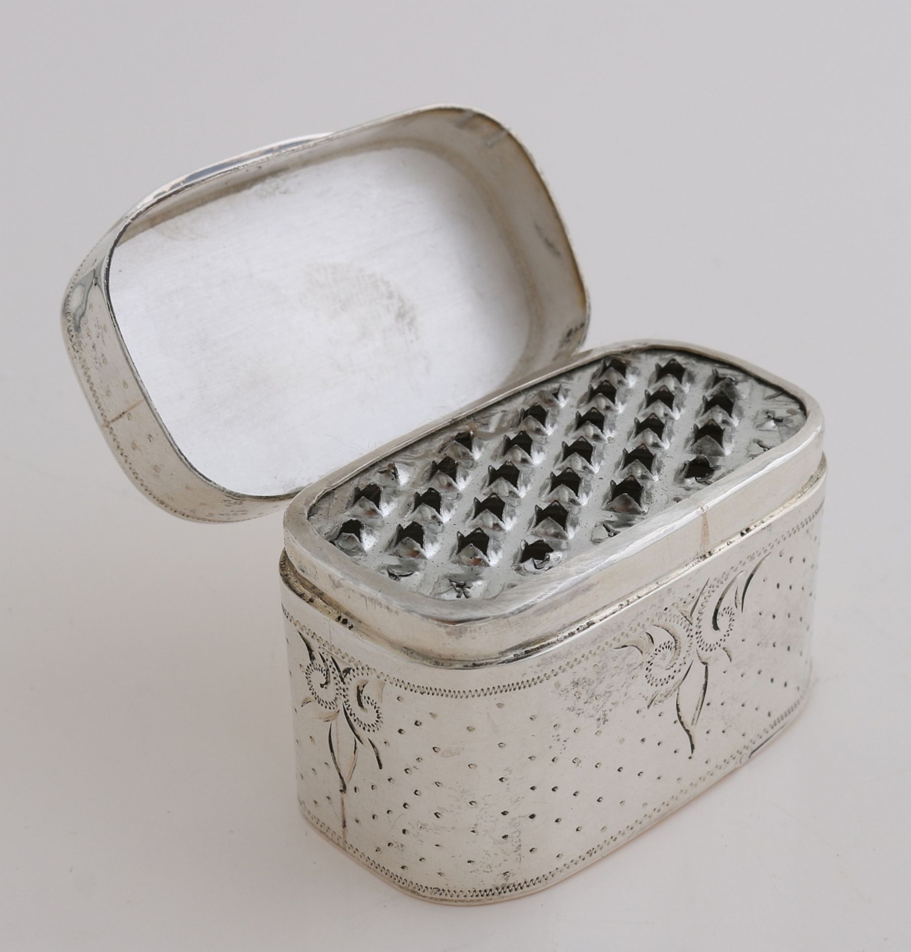 Silver nutmeg grater - Image 4 of 4