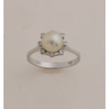 White gold ring with pearl and diamond