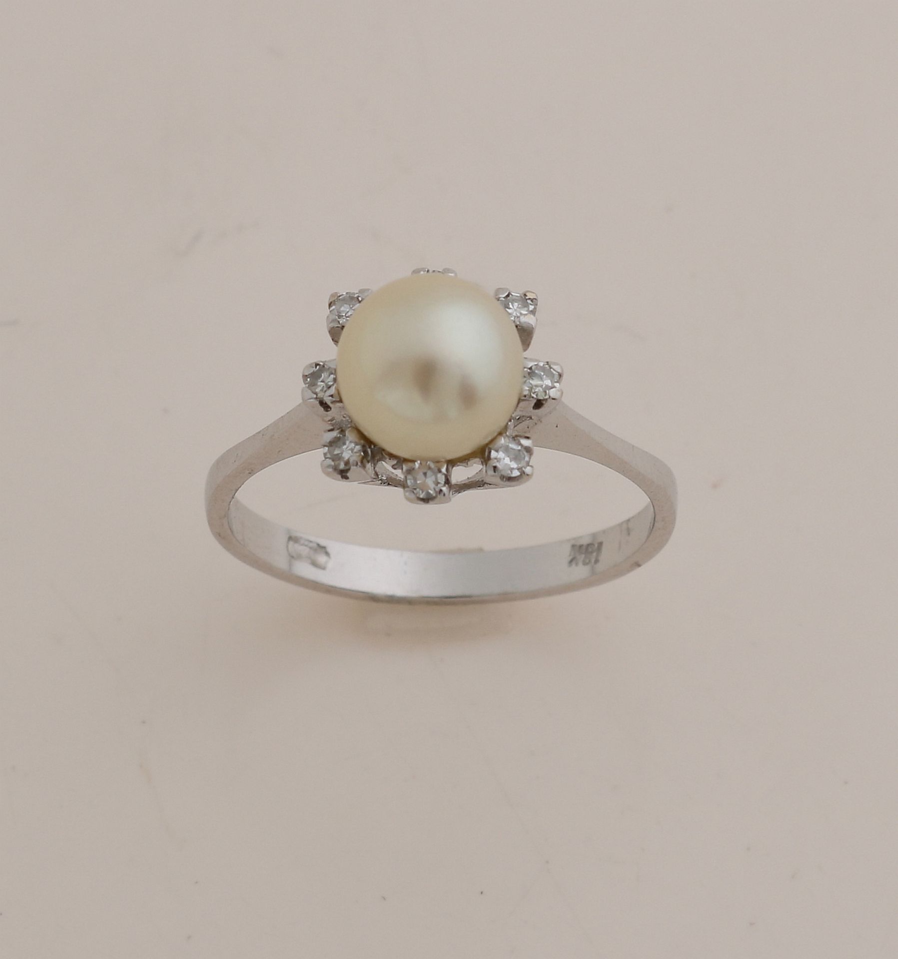 White gold ring with pearl and diamond