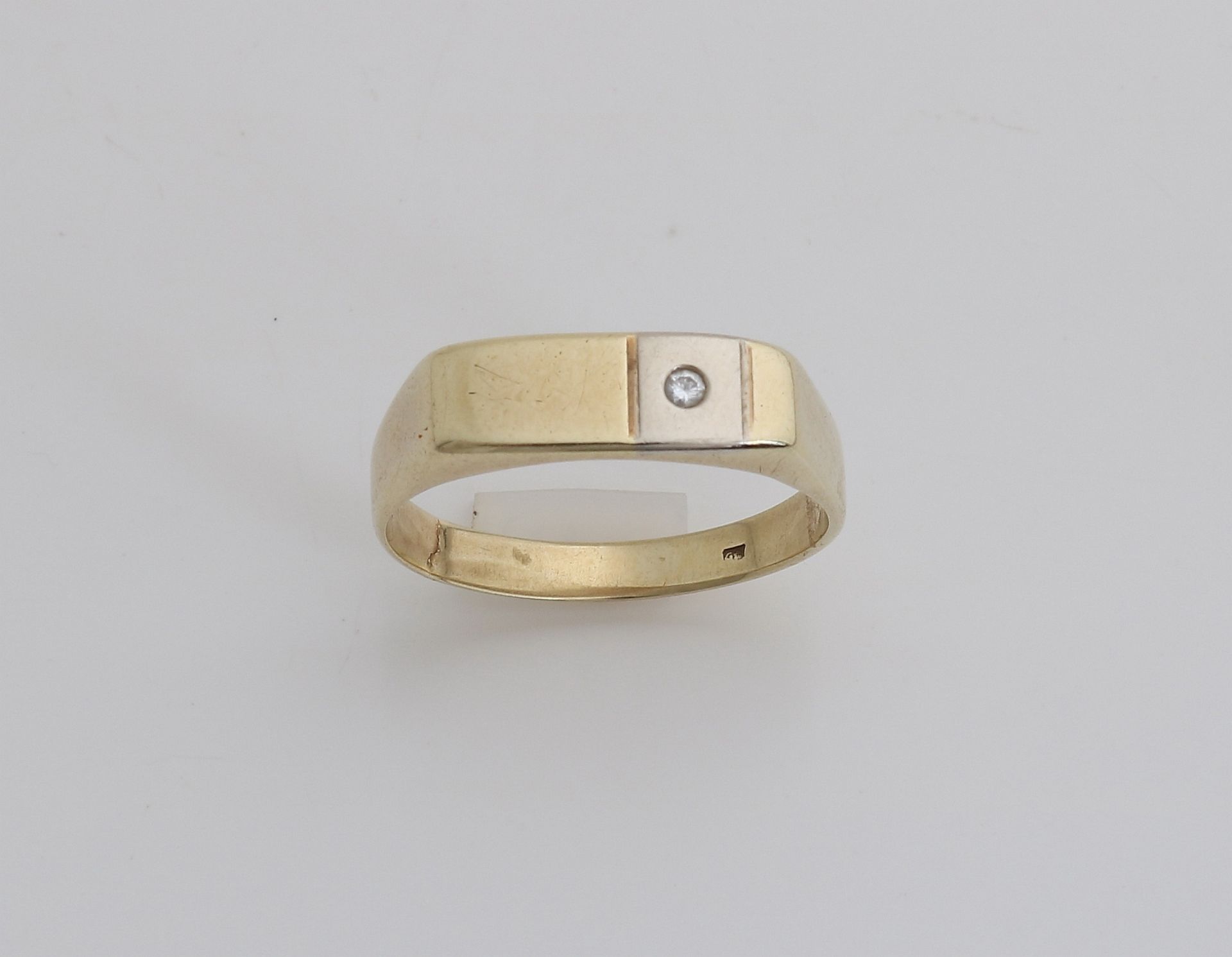 Gold ring with diamond