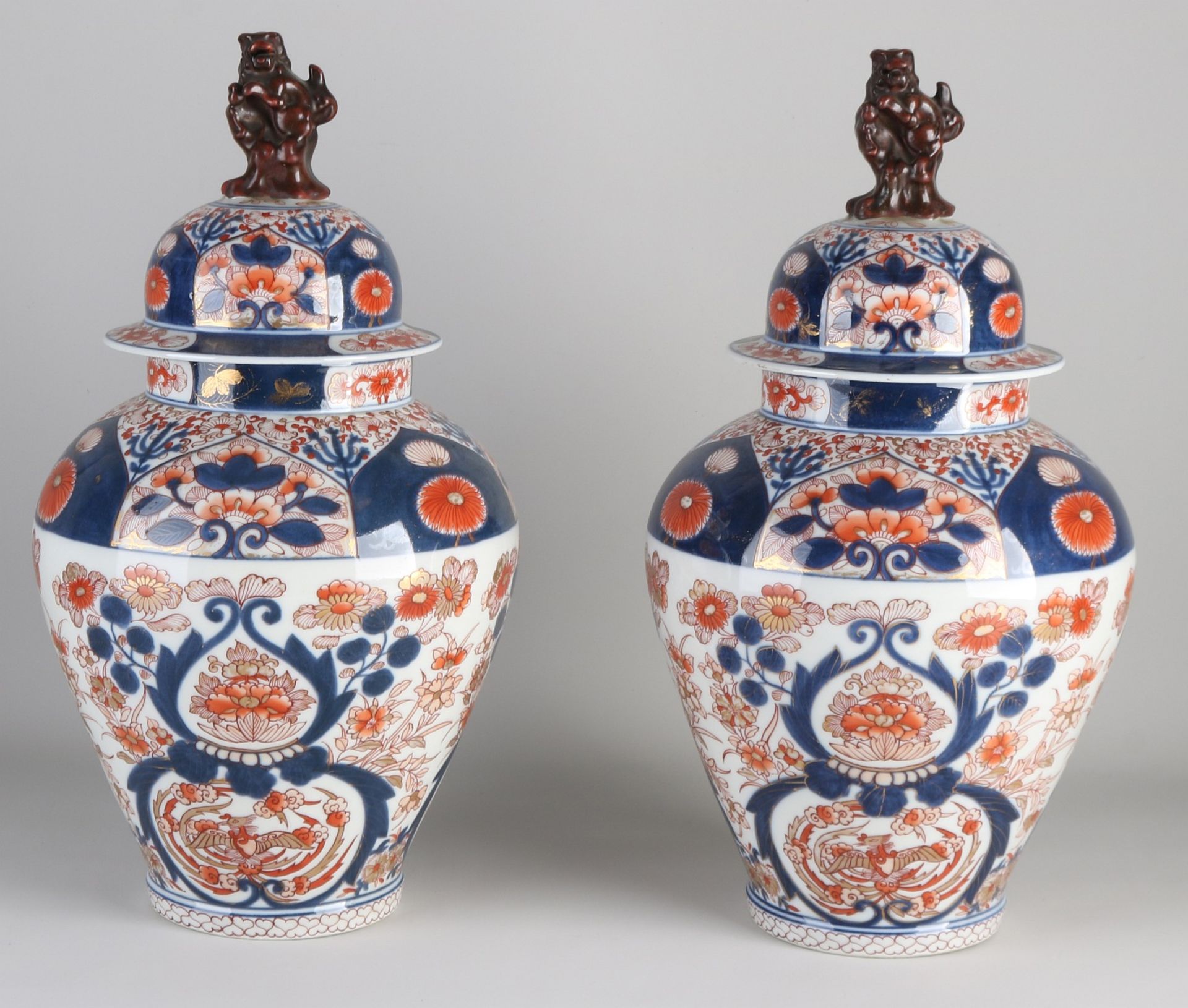 Two beautiful Japanese Imari vases with lid, H 42 cm.