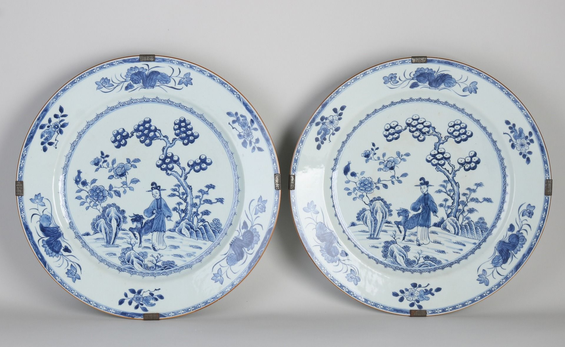 Two large Chinese dishes Ø 38 cm.