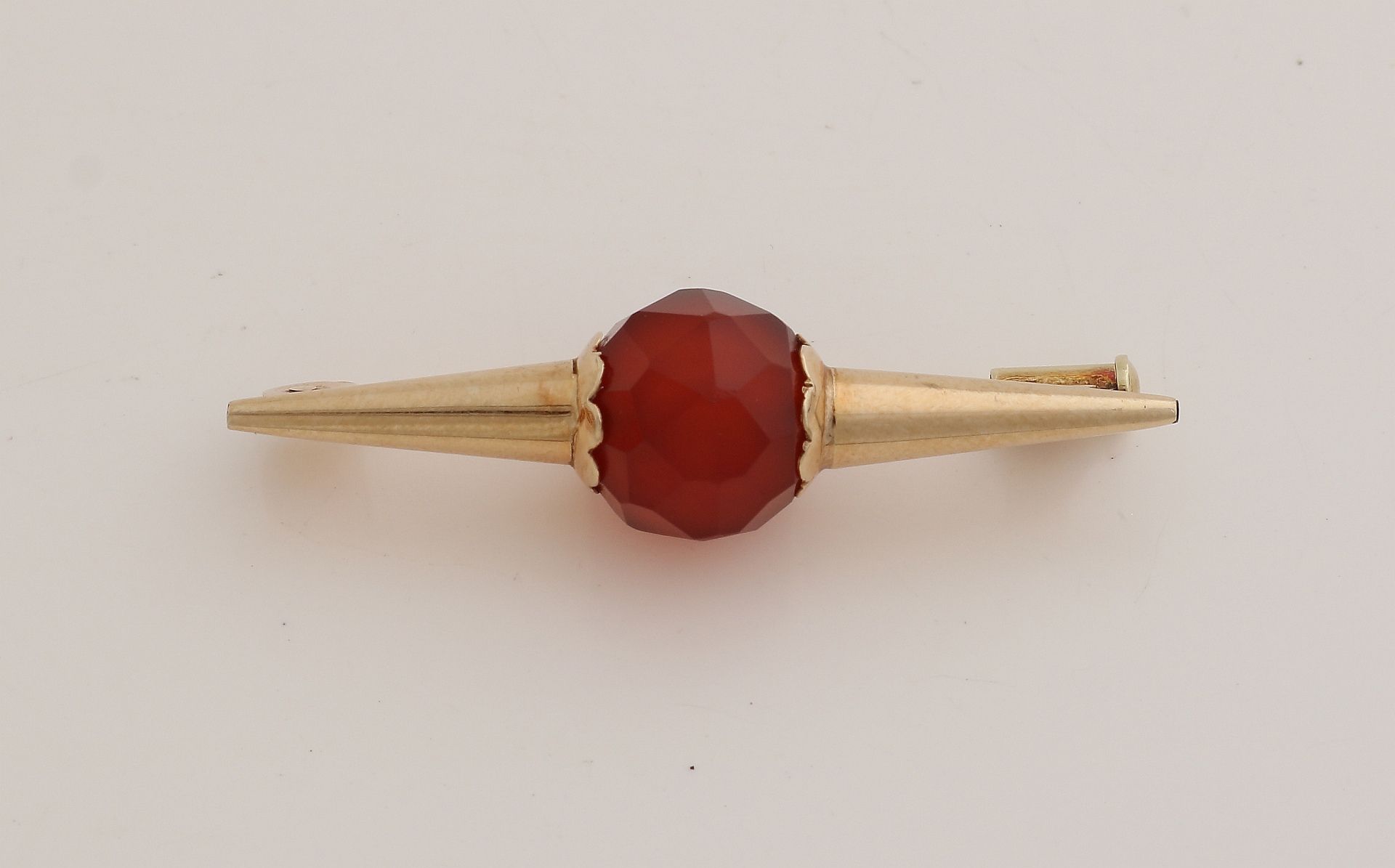 Gold brooch with carnelian