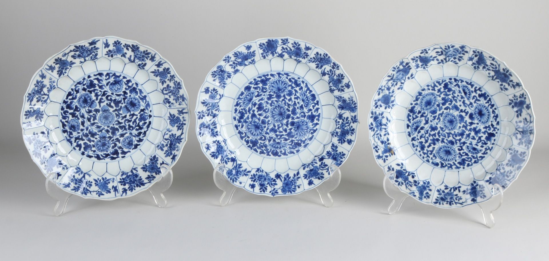Three Chinese Kang Xi plates, Ø 22 cm.