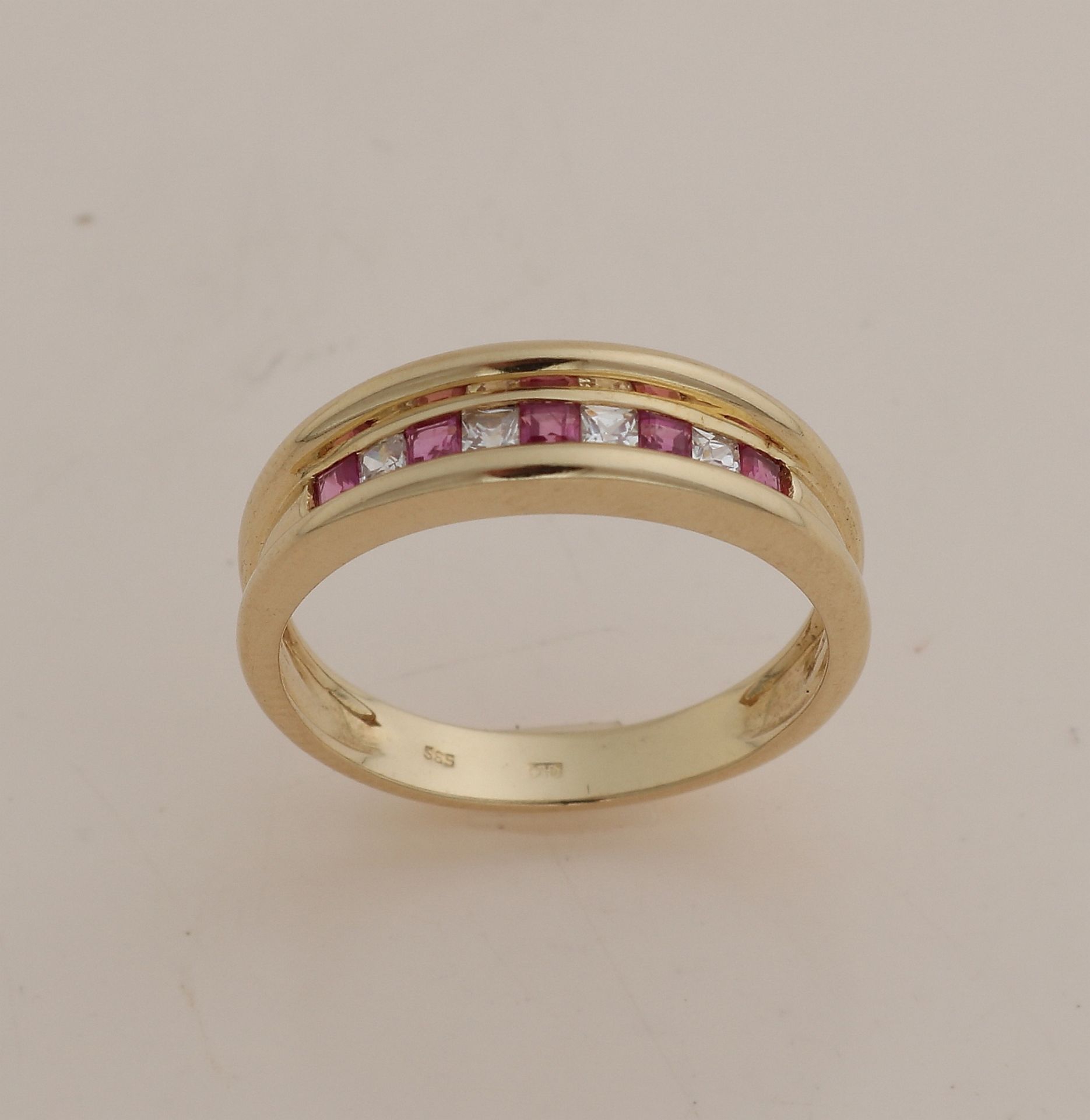 Gold ring with ruby ​​and zirconia