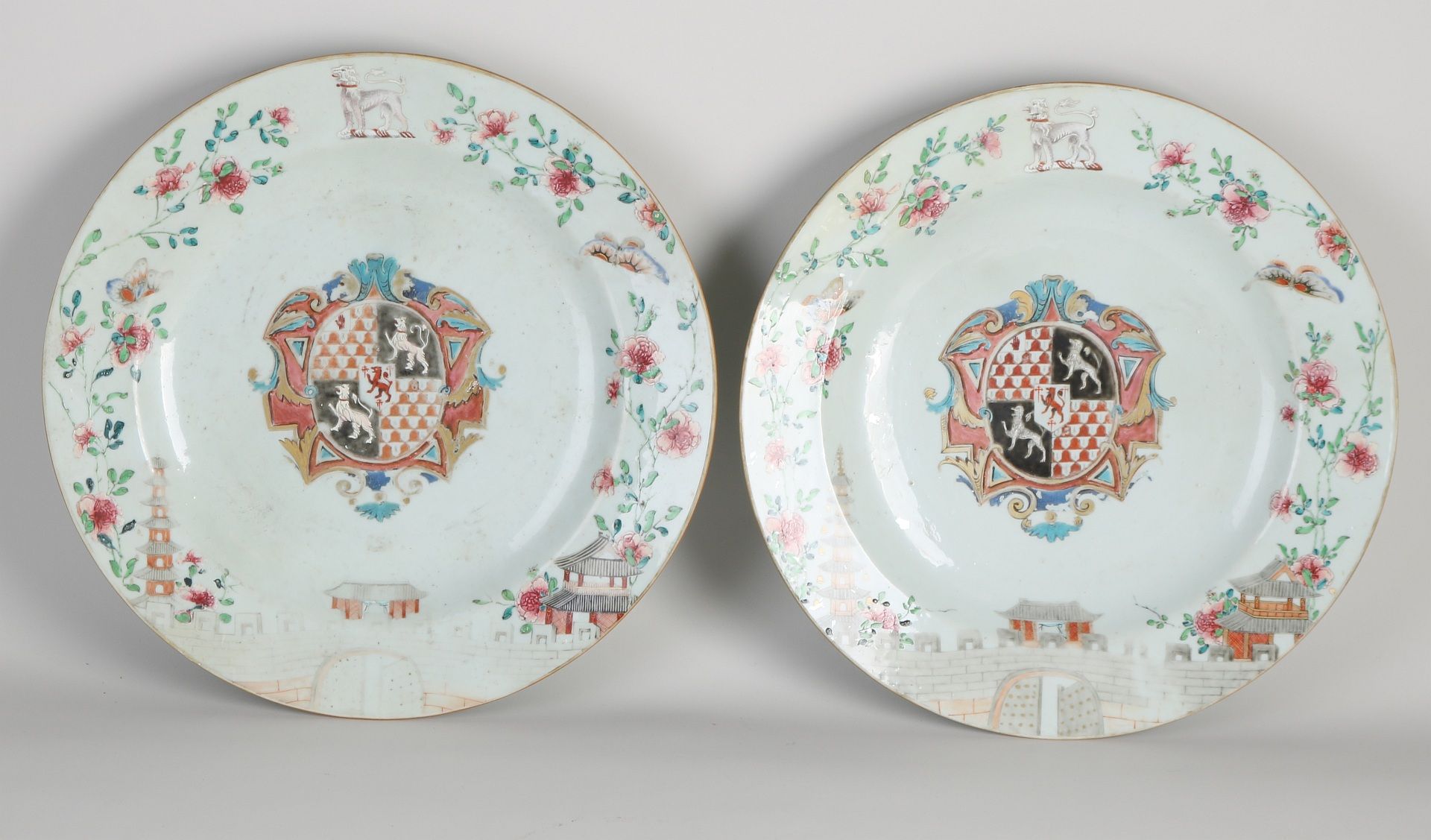 2 Chinese coat of arms, Ø 31.5 cm.