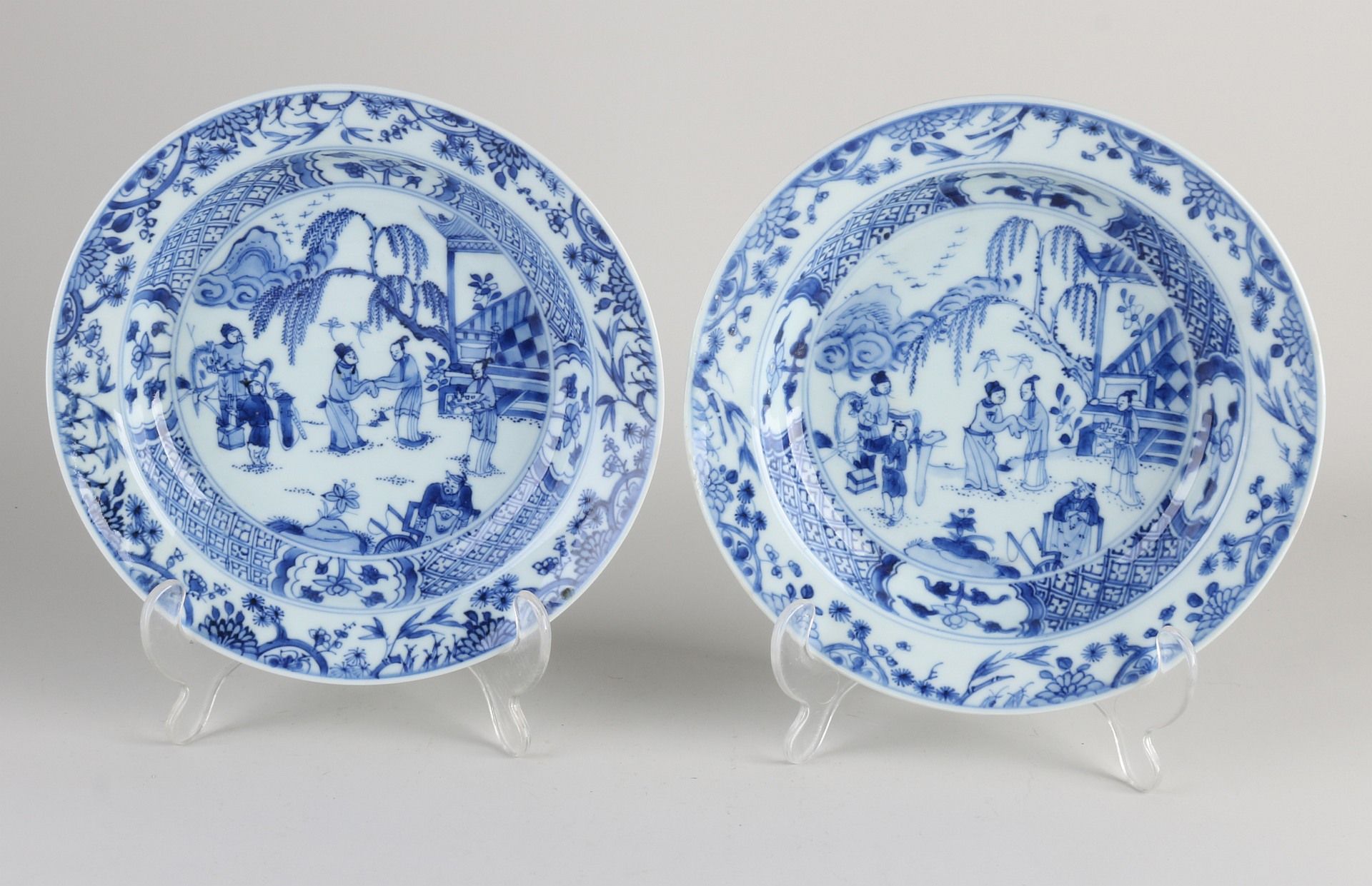 Two Chinese plates Ø 21.7 cm.