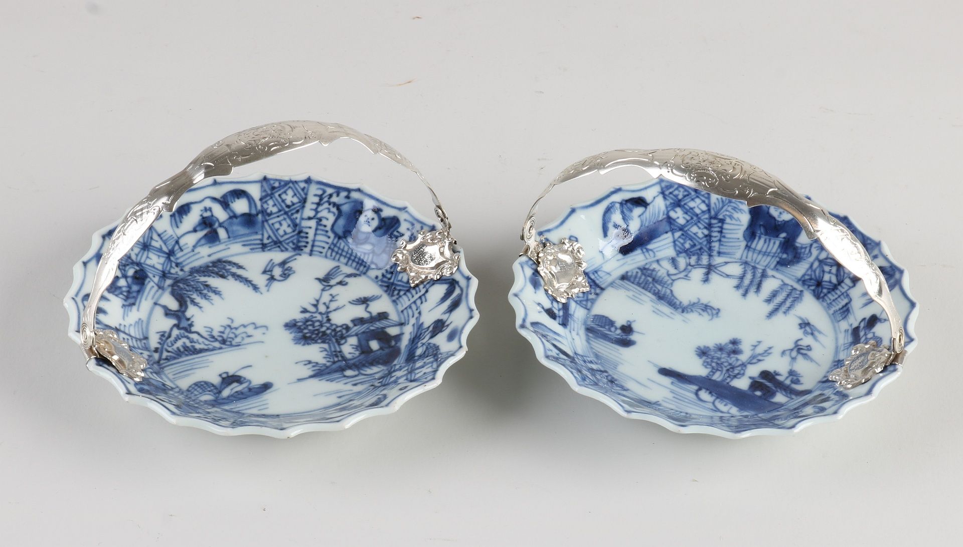 Two Chinese dishes with silver bracket Ø 10 cm.
