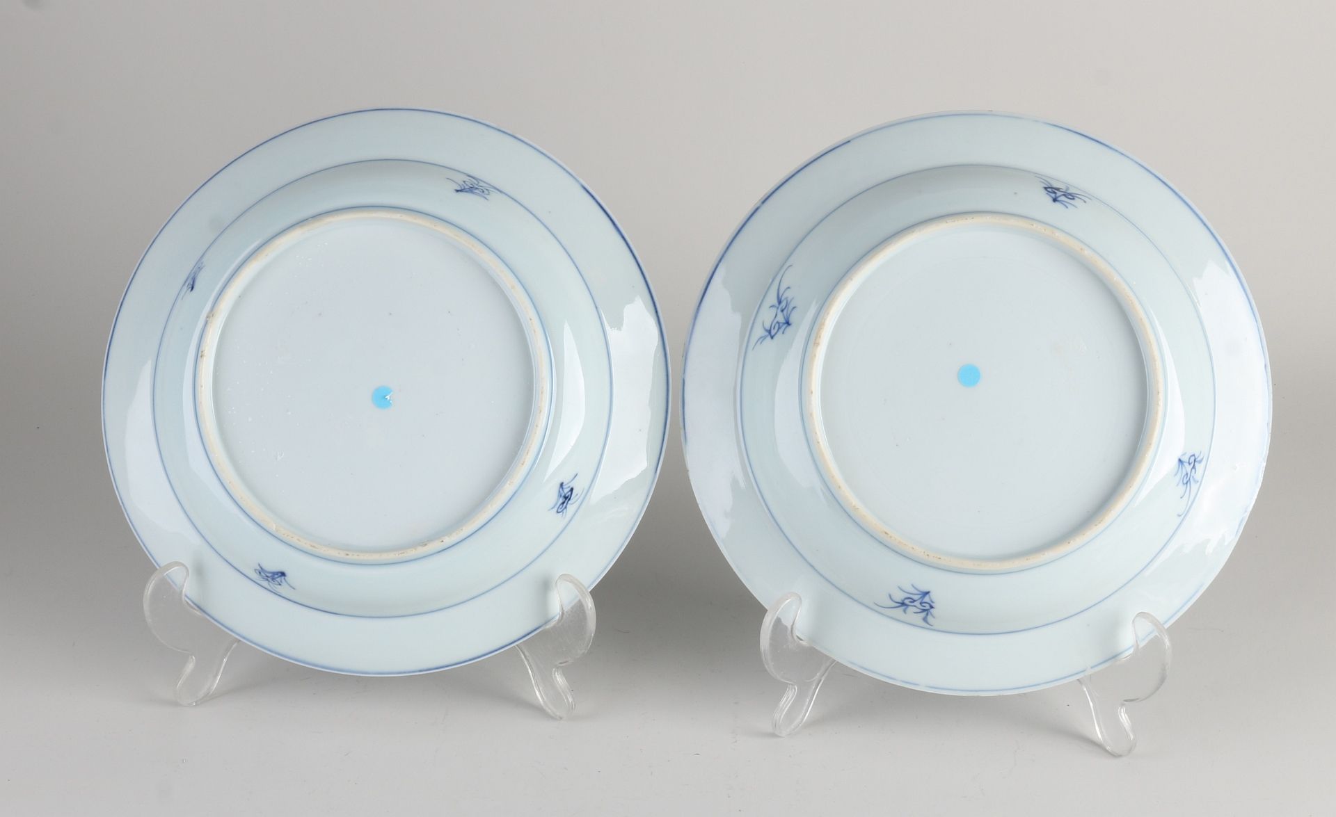 Two Chinese plates Ø 21.7 cm. - Image 2 of 2