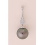 White gold pendant with diamond and pearl